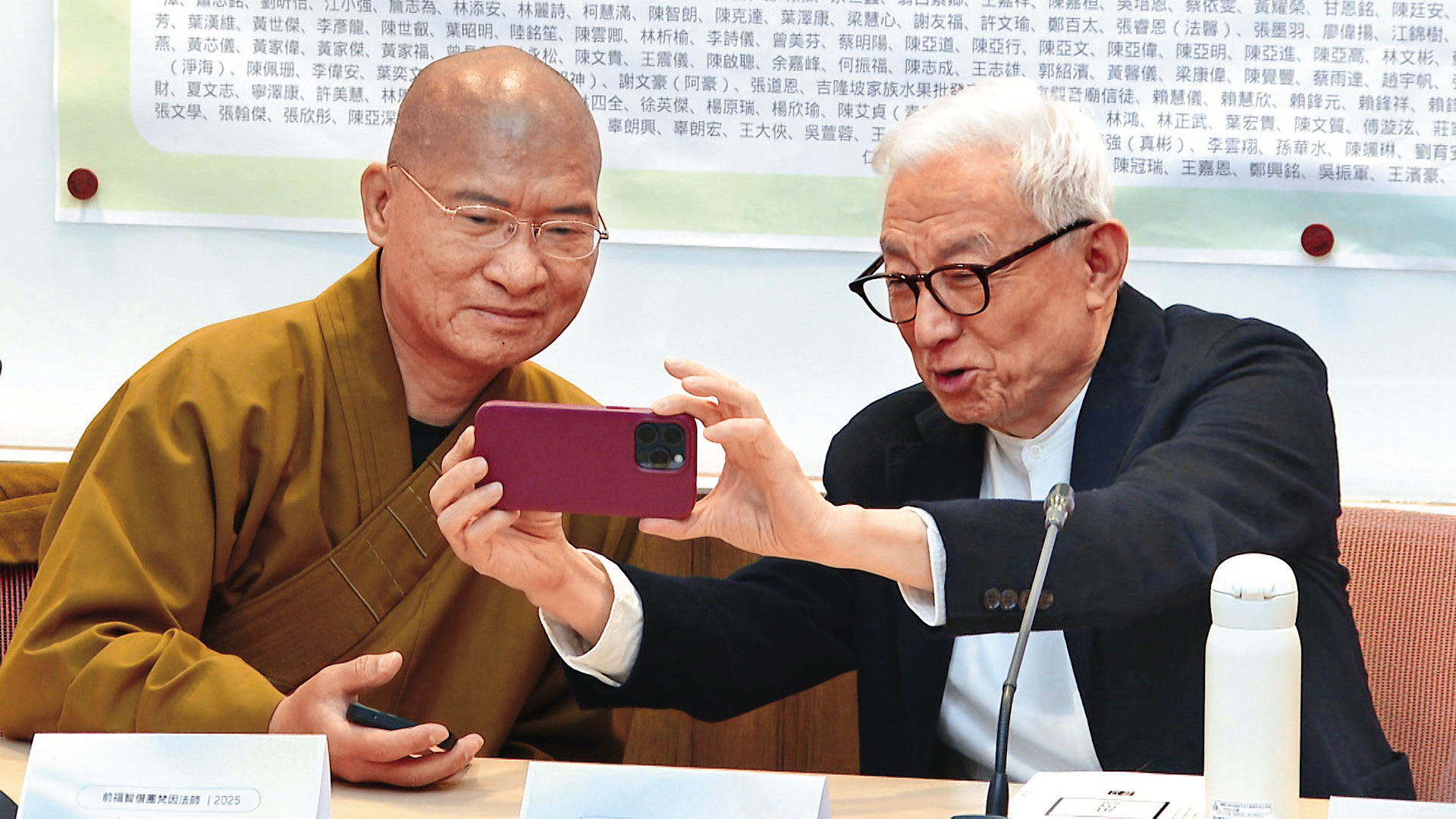 釋正定法師（左）以宗教界人士身分挺罷受到矚目，並與聯電創辦人曹興誠（右）共同出席記者會。（鏡新聞提供）