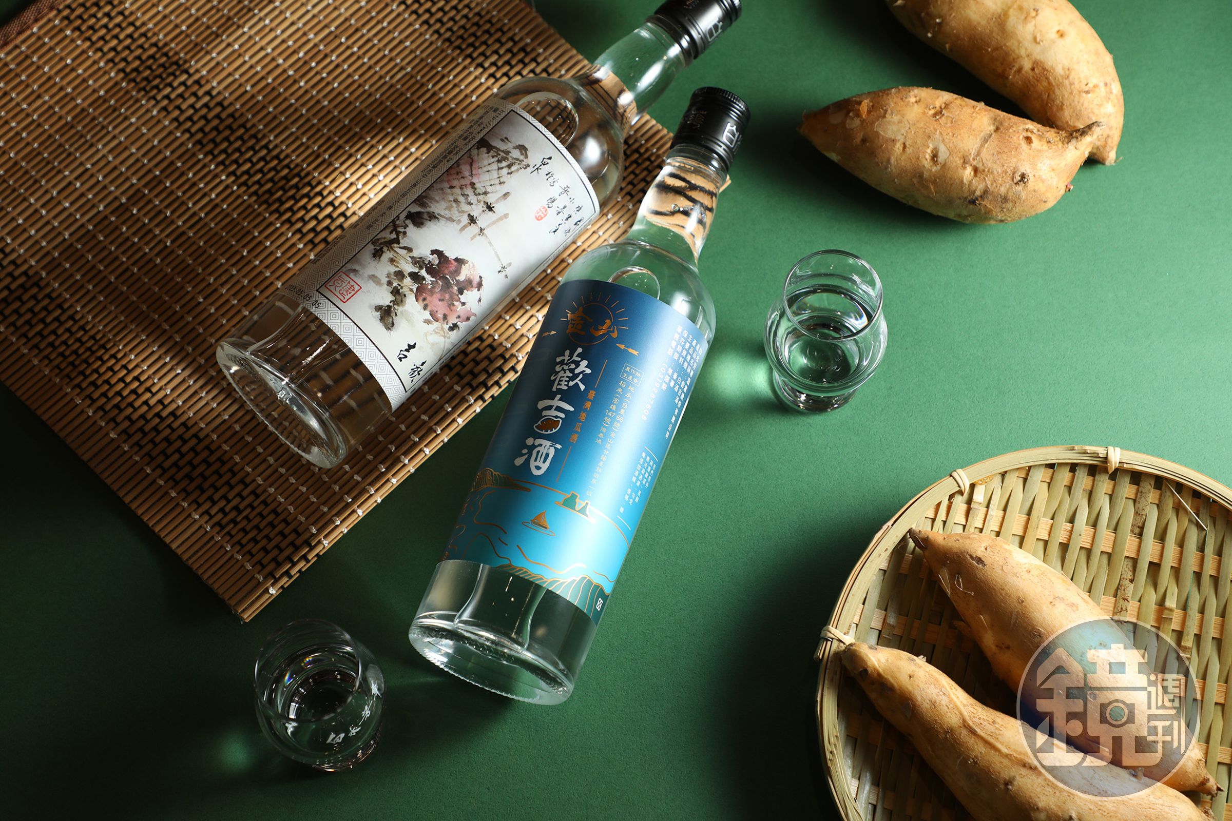 以2.5次蒸餾的 「歡吉酒」 （左，1,000元／瓶） 與台農66號金山地瓜釀造的「歡吉酒」（右，2,000元／瓶），風味雖有差異，但各有擁護者。