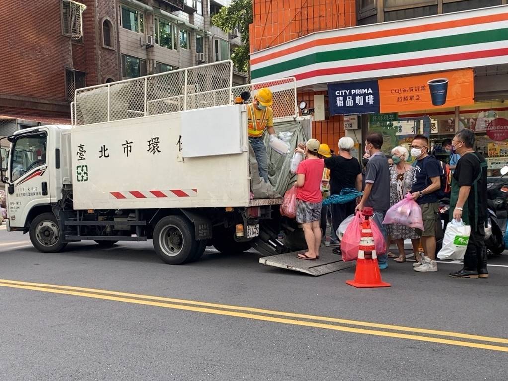 黃姓清潔隊員撿到仍可使用的電鍋送給拾荒婦人,事後依貪污罪移送法辦。(資源回收車示意圖,非當事人,台北市環保局提供)