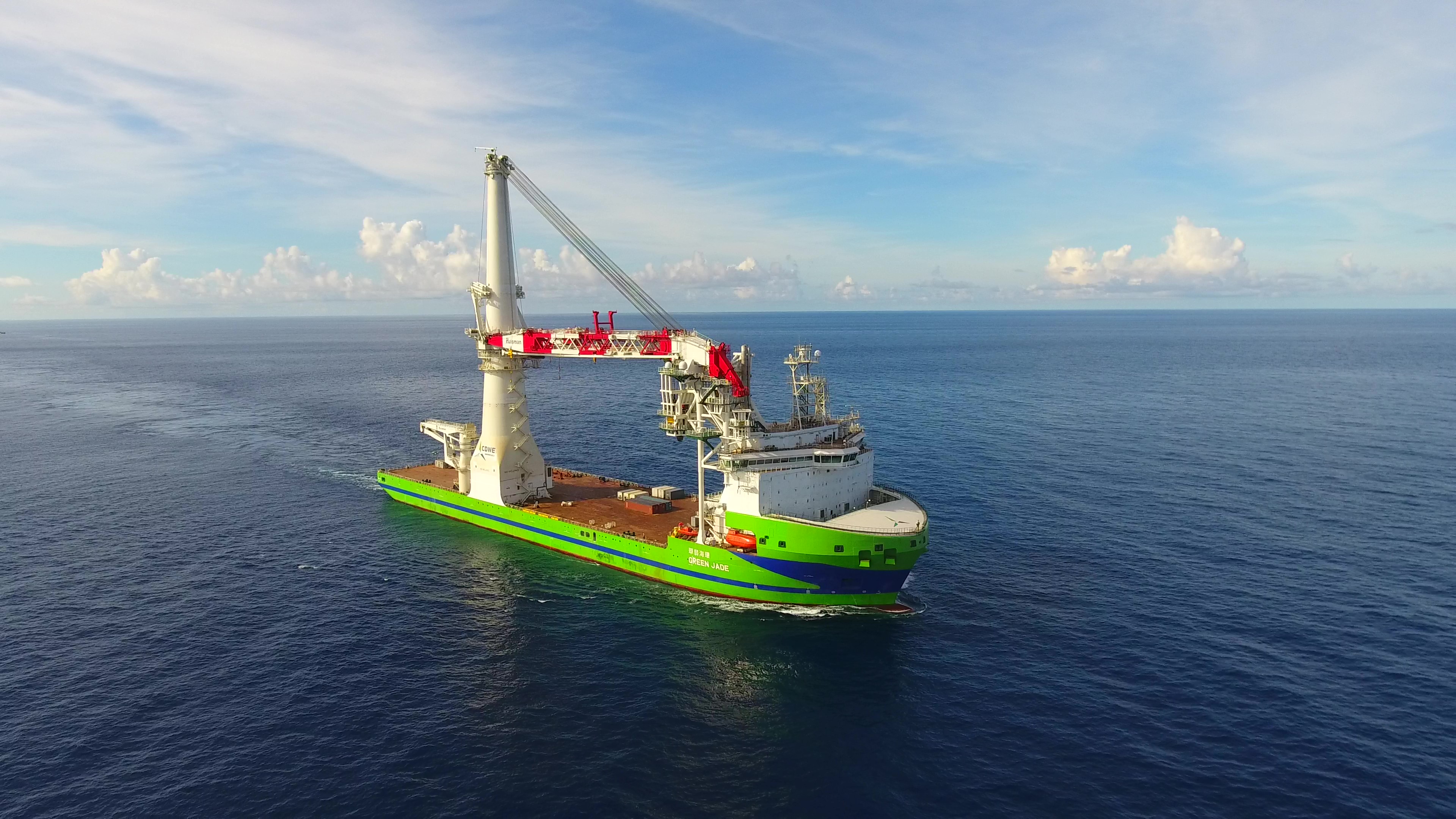 台船環海與風睿能源簽訂「海盛風場」水下基礎、海上變電站運輸與安裝合約，以及海床拋石工程合約，將以「環海翡翠輪」為主力工作船，完成相關合約。（台船提供）