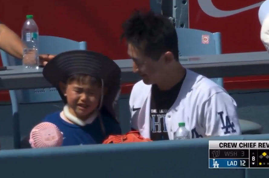 日籍爸爸尾中亮介漏接大谷翔平的全壘打球,一旁的兒子瞬間大哭。(翻攝X@HyeseongKimMuse)