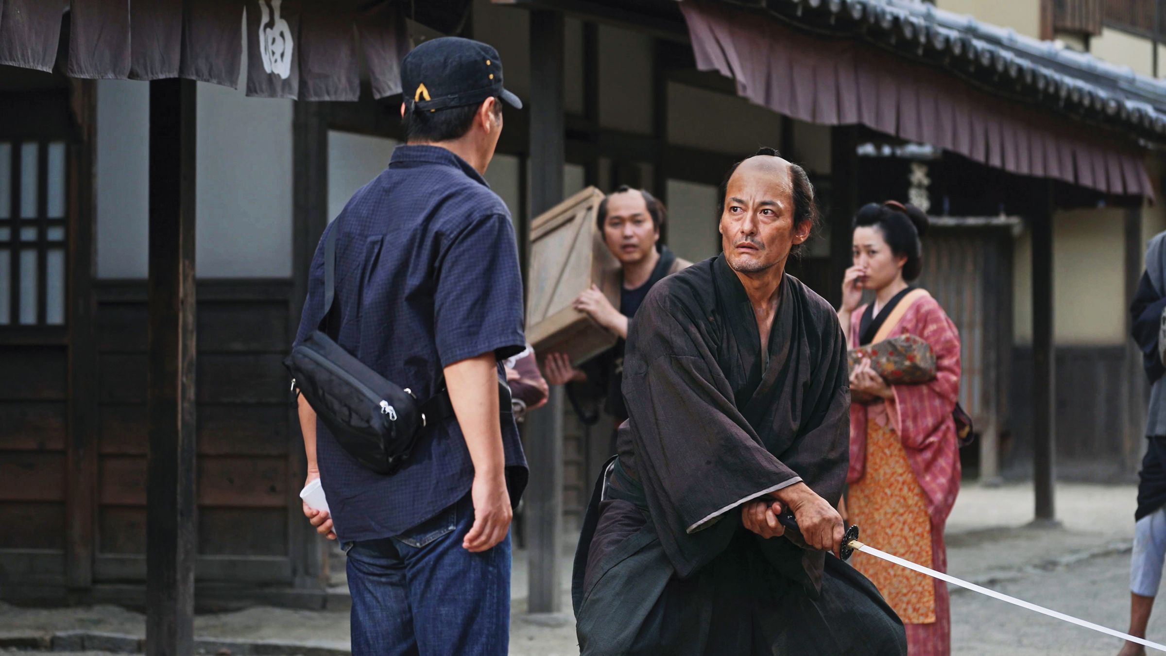 山口馬木也（右2）飾演幕末武士，因閃電意外穿越至現代的時代劇拍攝現場。（光年映畫提供）