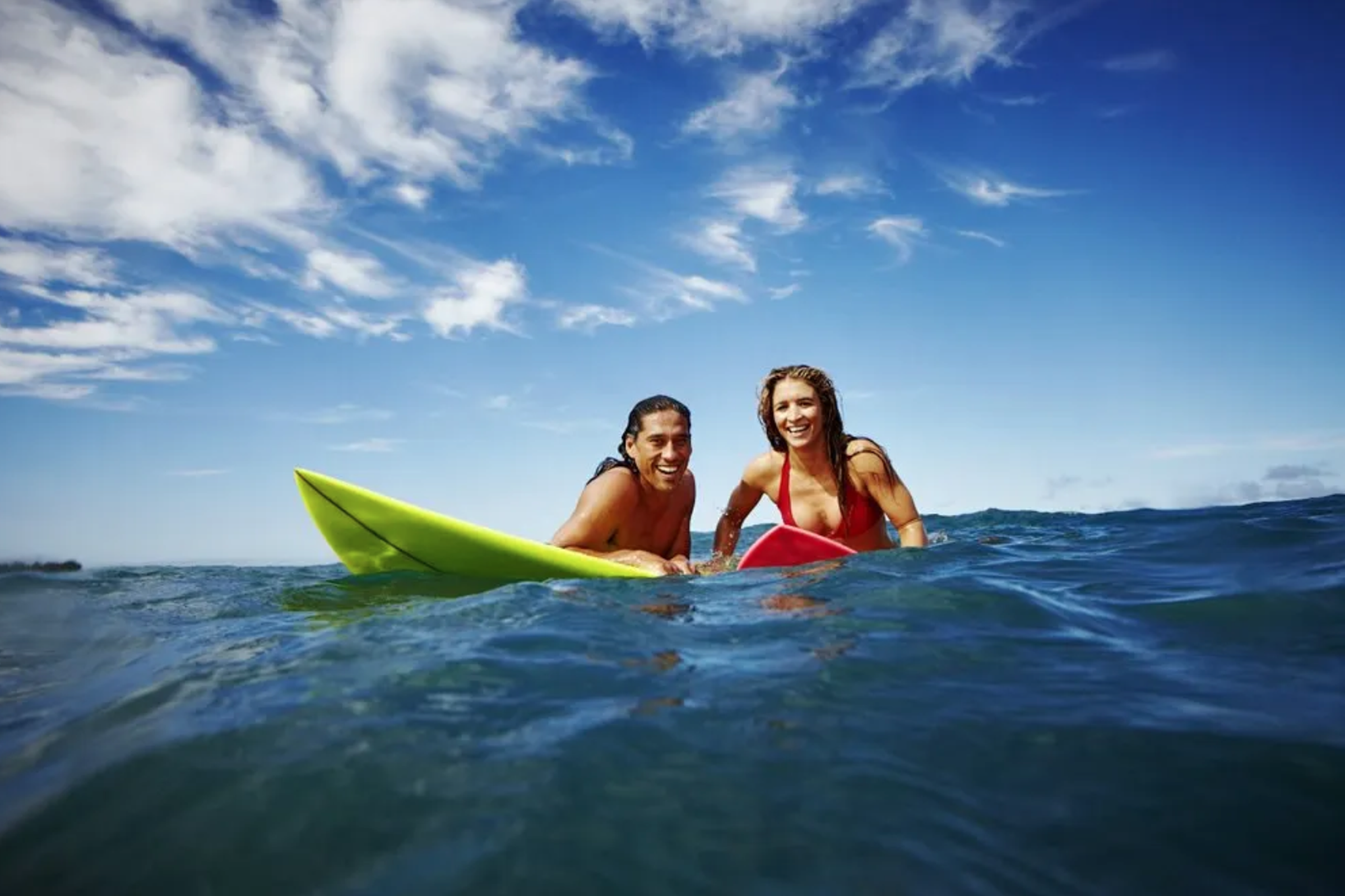 塔馬約佩里(左)與妻子艾蜜莉亞(右)。(翻攝自oahu surfing experience官網)