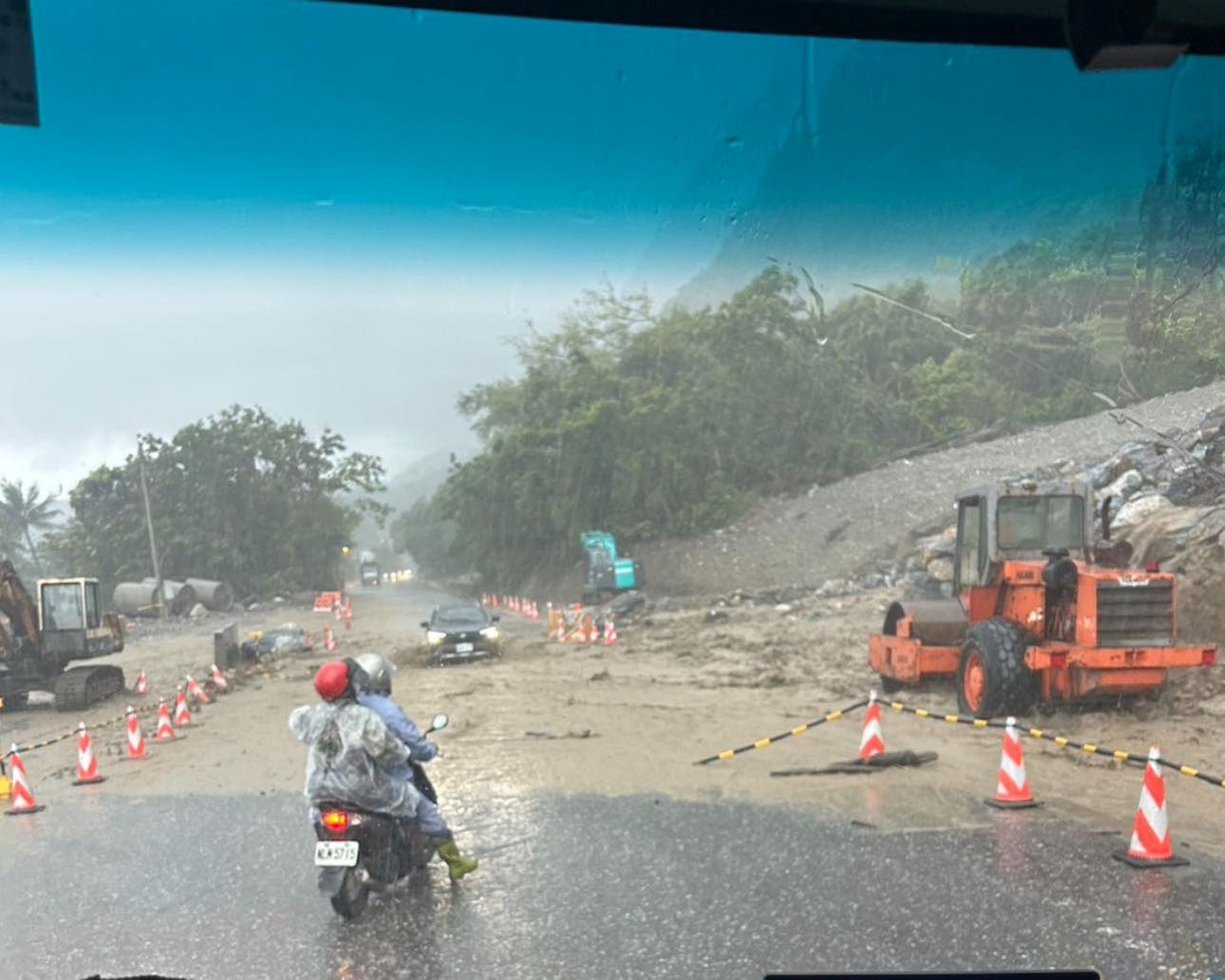 受豪雨影響，台9線蘇花公路和仁至崇德路段今日下午發生土石流，目前該路段只出不進。（翻攝畫面）