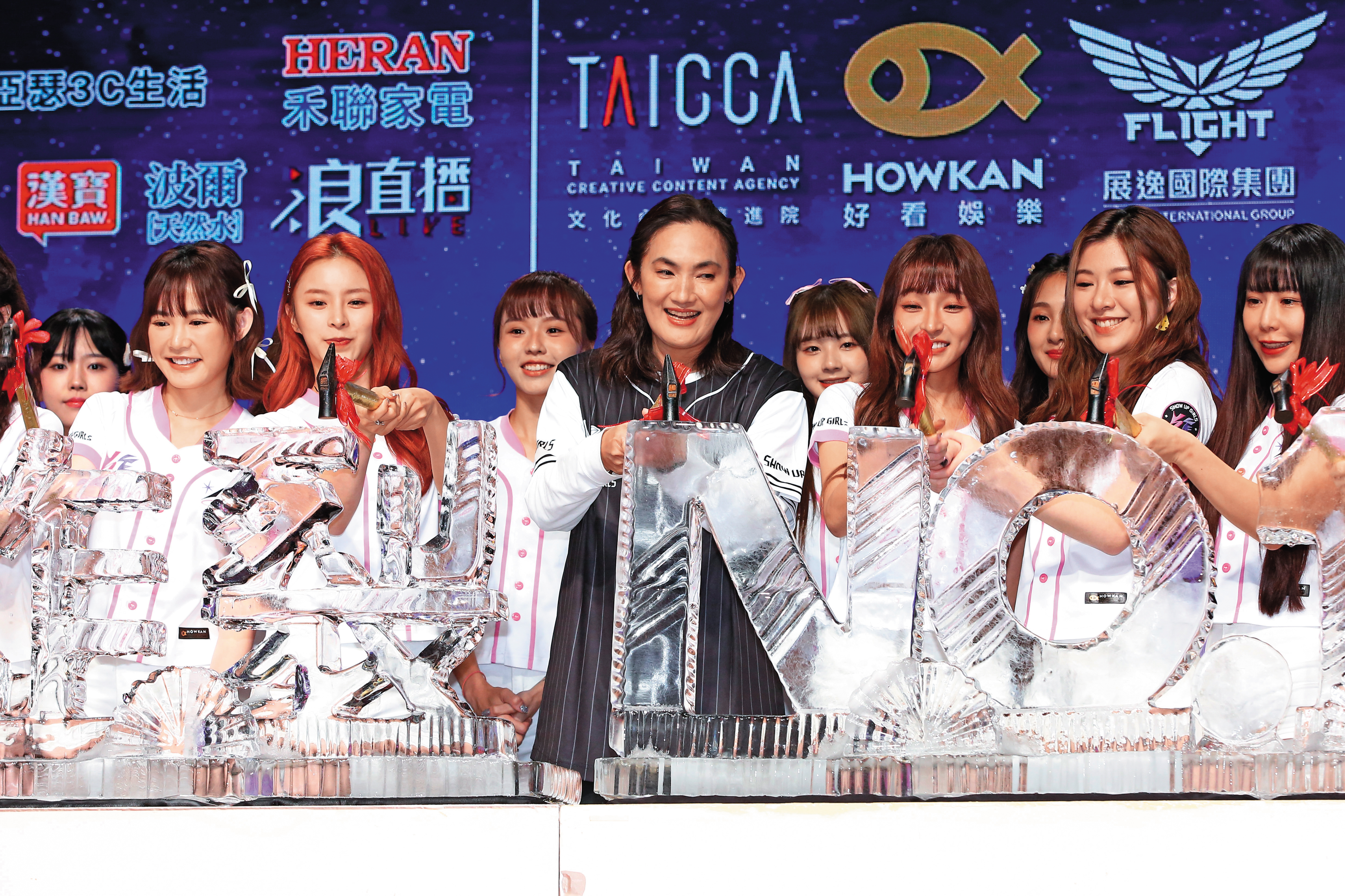 召集人錢薇娟（中）率24位團員出席記者會。