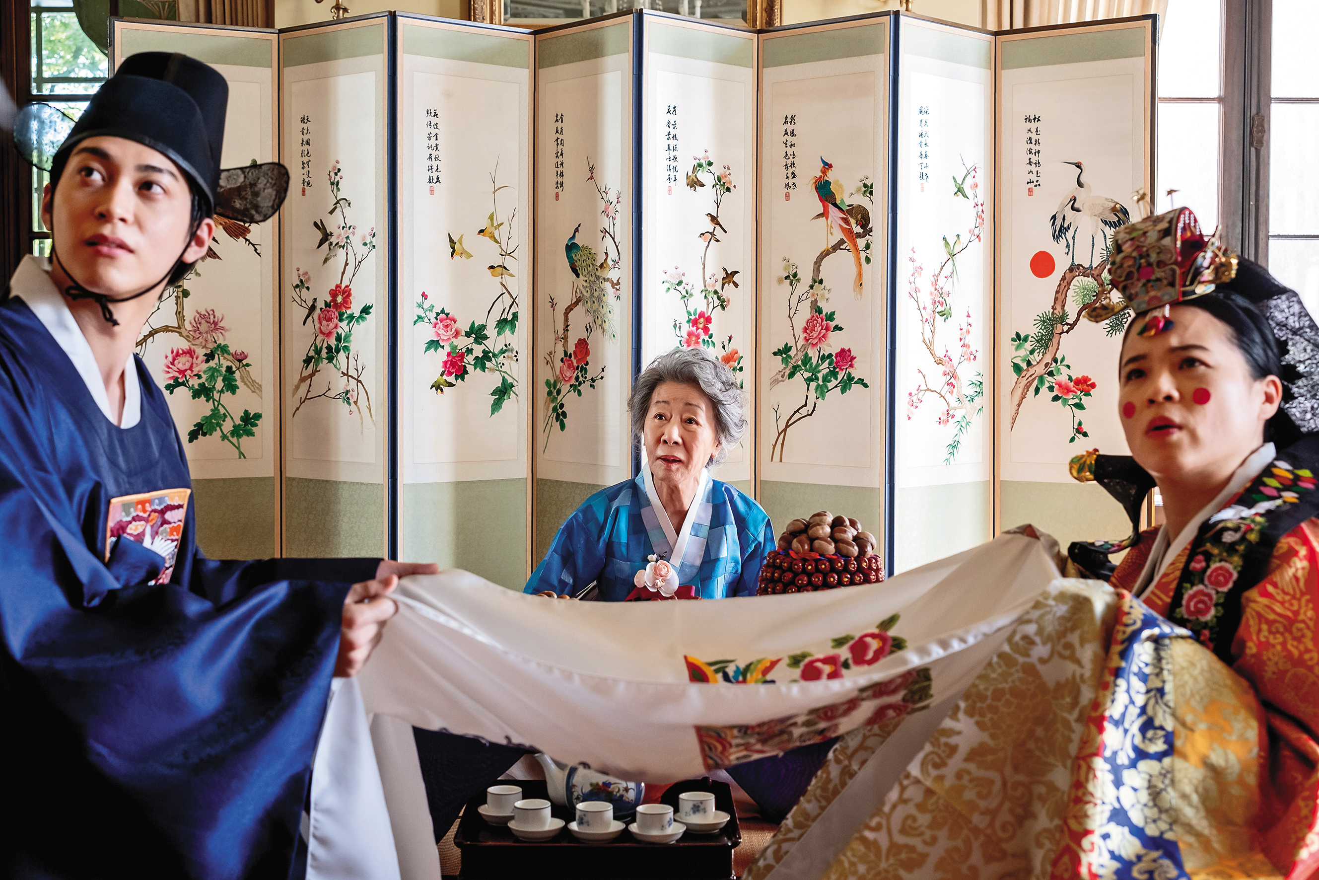 新版《囍宴》把婚禮改成了韓式，尹汝貞（中）畫龍點睛的演出，成就電影最溫暖時刻。（UIP提供）