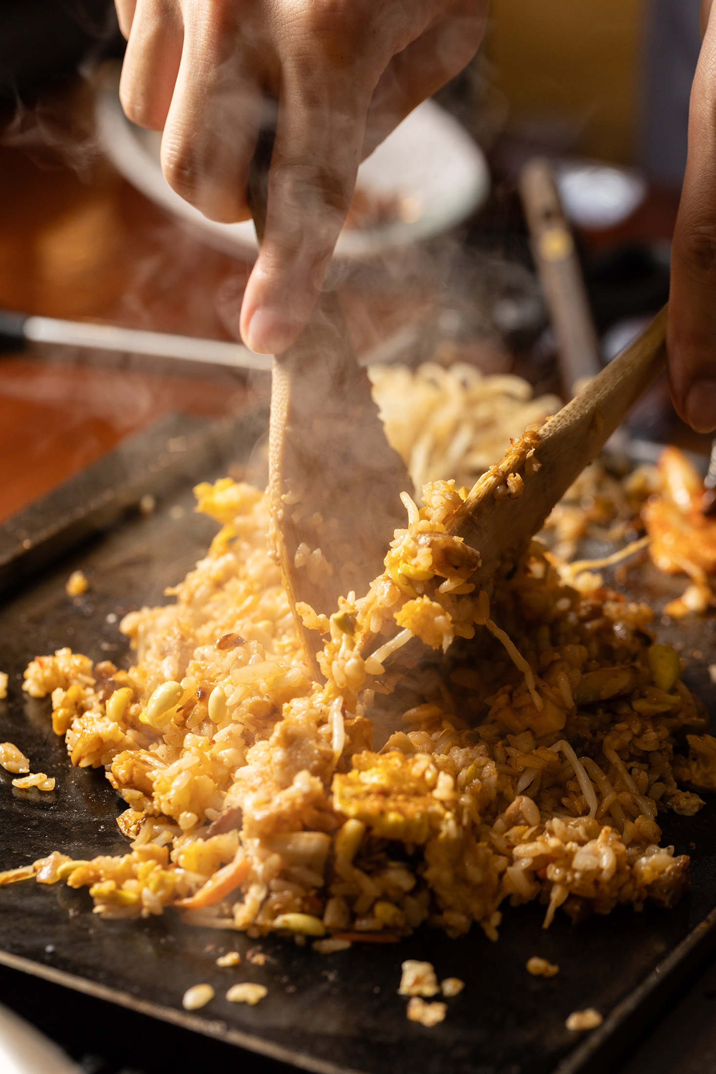 「濟州飯」是將吃不完的肉品配菜一起在鐵盤上翻炒，打上1顆雞蛋，是最完美的澱粉結尾。（1,520元／雙人入門套餐菜色）