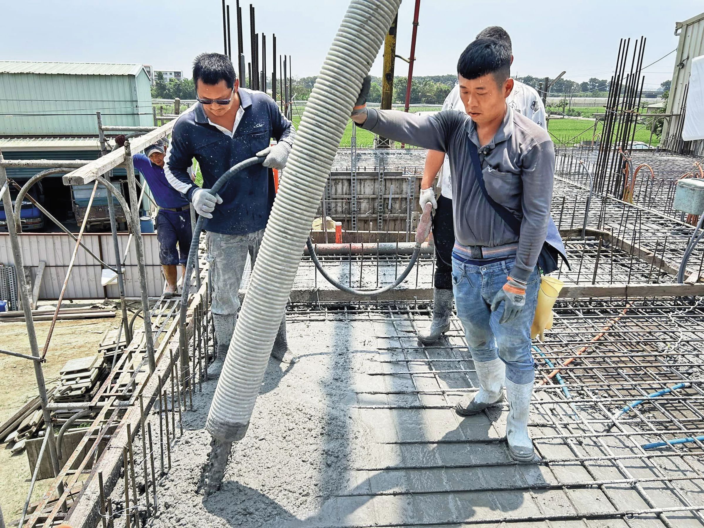 東南亞低價水泥傾銷台灣,張安平擔心傷害國家韌性。(翻攝俊龍板模工程臉書)