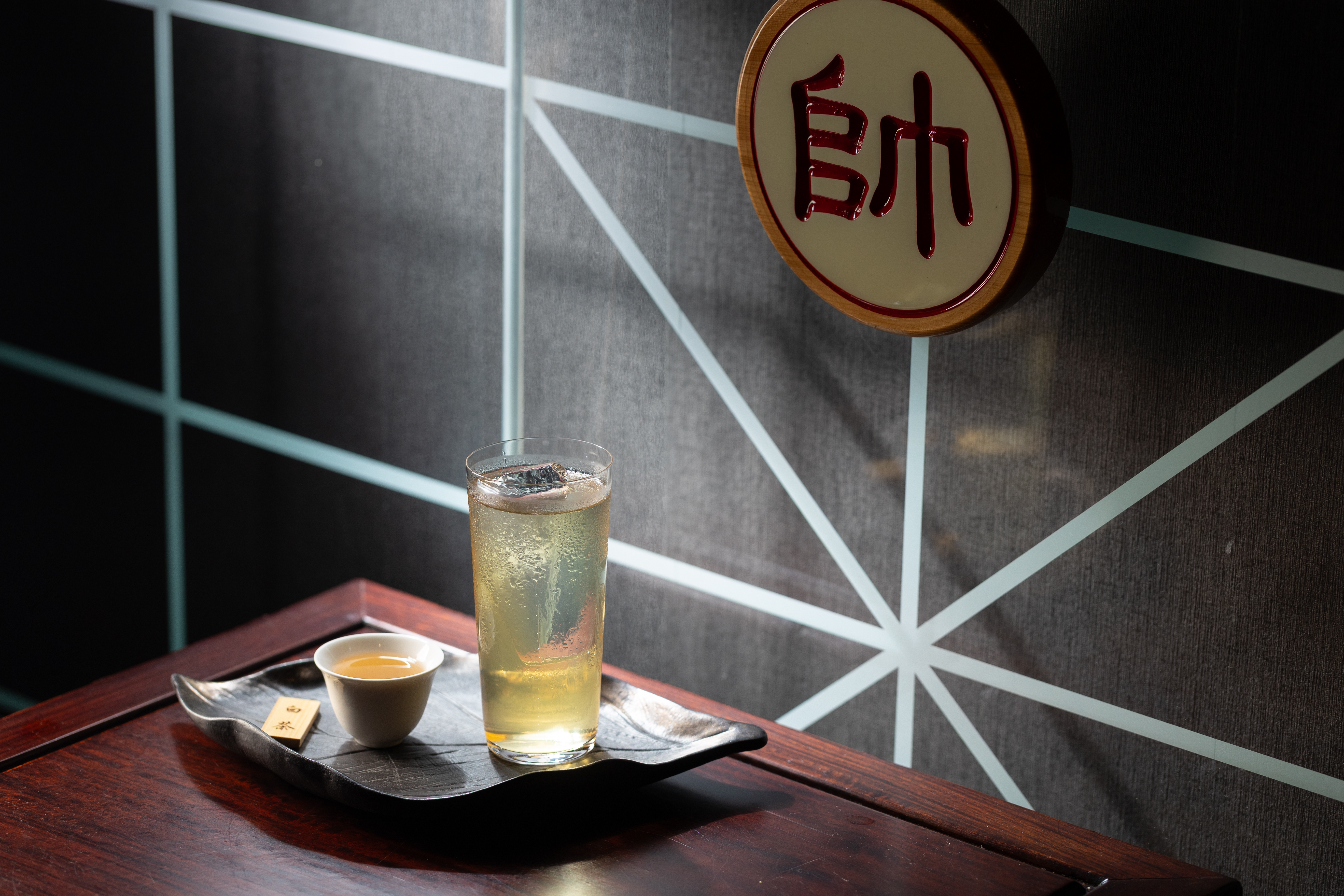 以琴酒為基底，帶有麝香葡萄果香的「白茶琴通寧」是老顧客必點招牌，附贈小杯原茶，先品茶、後啜酒，會將茶酒滋味勾勒得更加立體。（500元／杯）