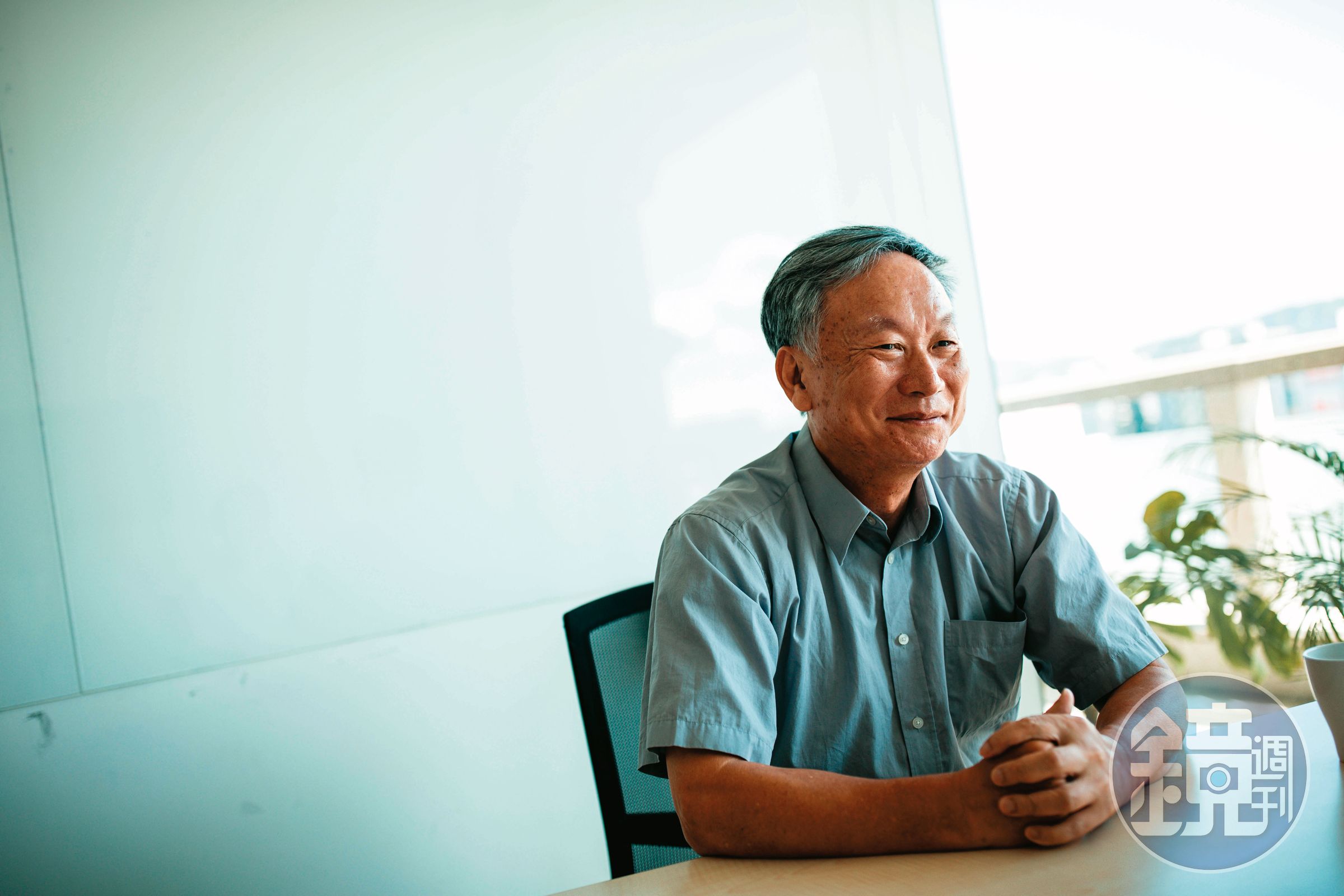 鄭明典今年7月自氣象局退休,雖然不用再公開報氣象,平常仍會自己看電腦預報圖判讀天氣,採訪這天,他預估中秋節北部無雨,後來果然迎來兩晚明月。