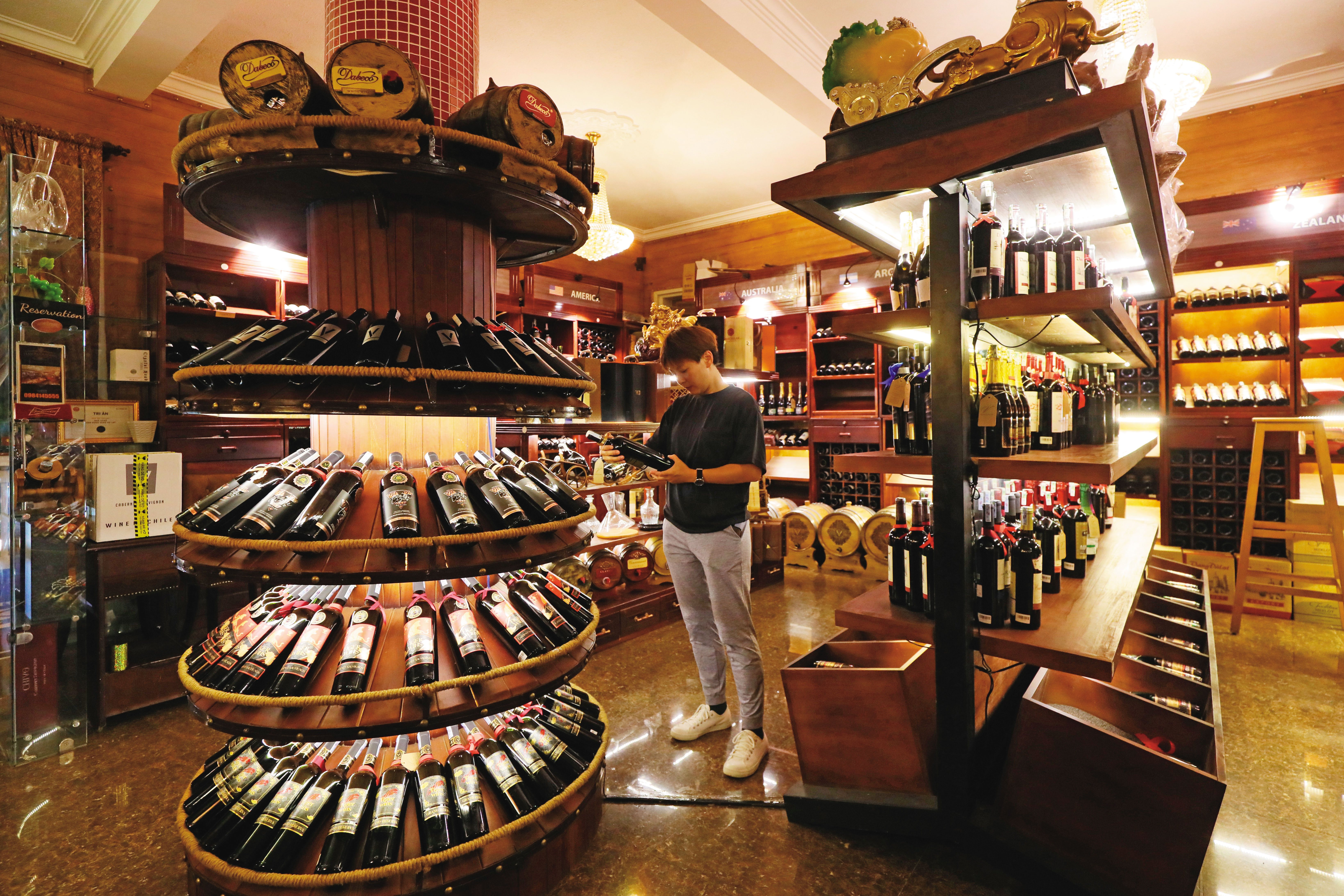 餐廳除了供應自家種植、釀造的葡萄酒，也販售法國與智利的知名葡萄酒。