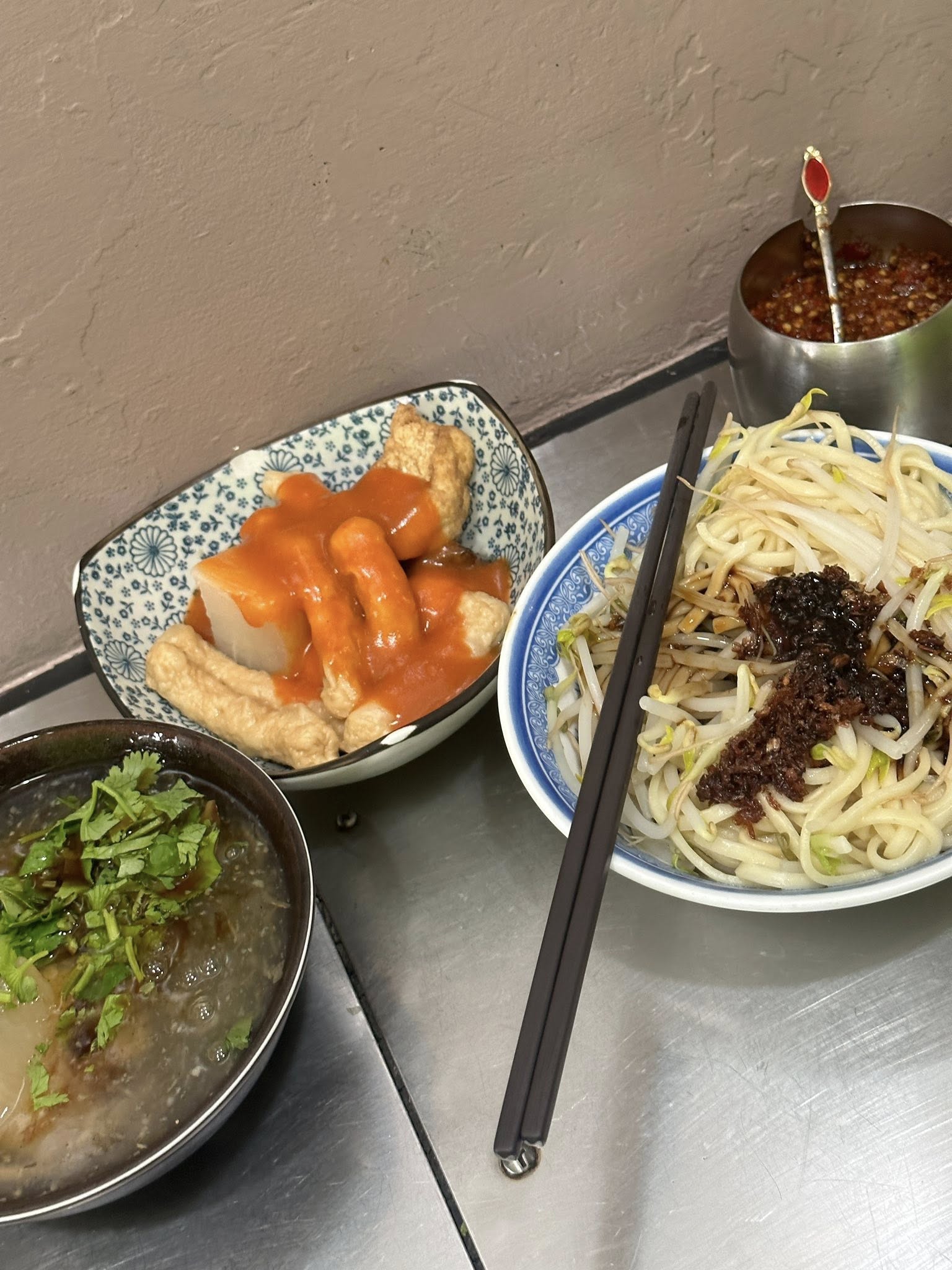 周湯豪每次去愛店都會點一組「乾麵(粗)、韓國魷魚羹湯(黑醋多)、甜不辣」。(翻攝自Nick 周湯豪臉書)