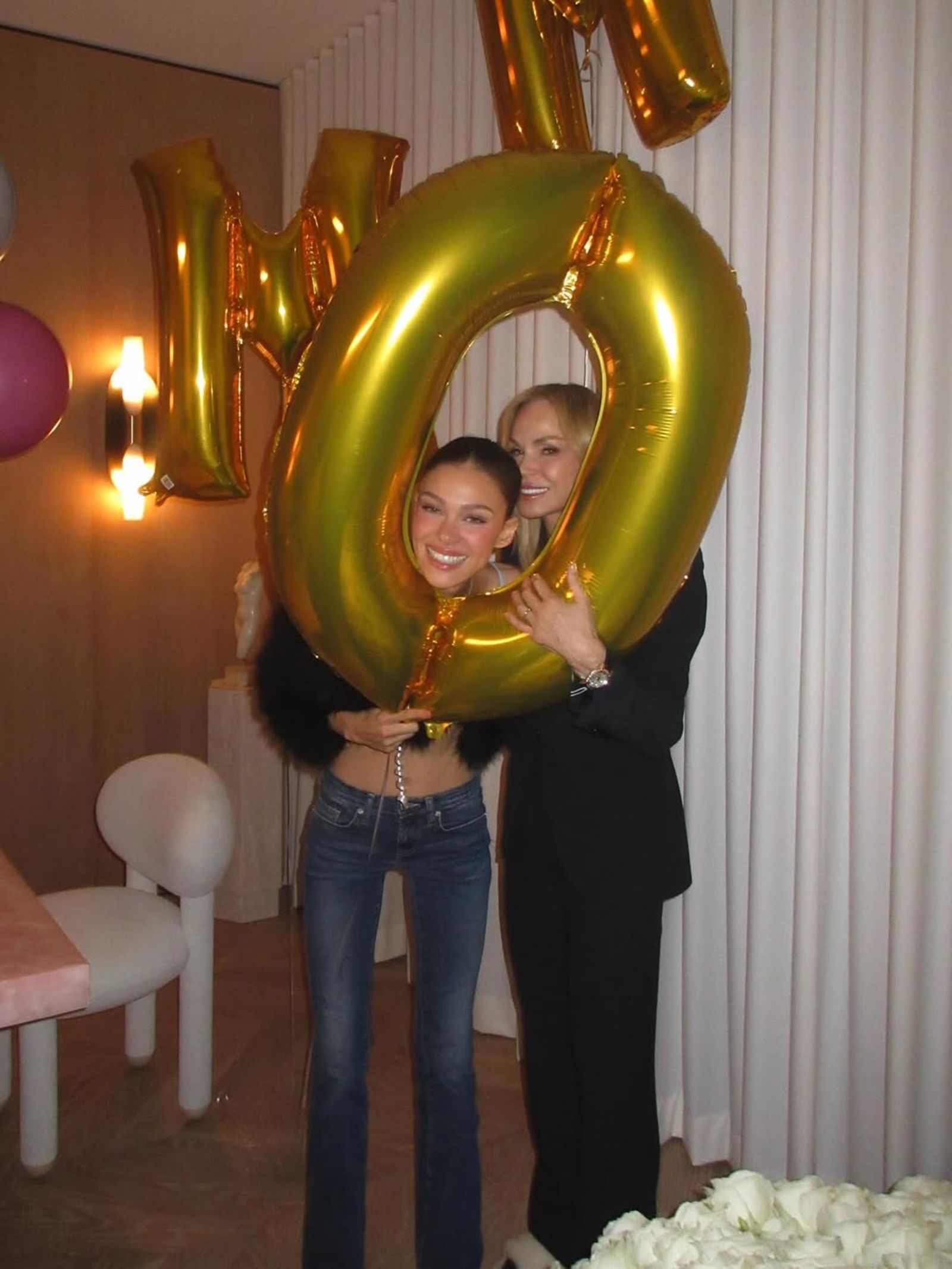 妮寇拉幫媽媽克勞蒂亞慶生。（翻攝nicolaannepeltzbeckham IG）