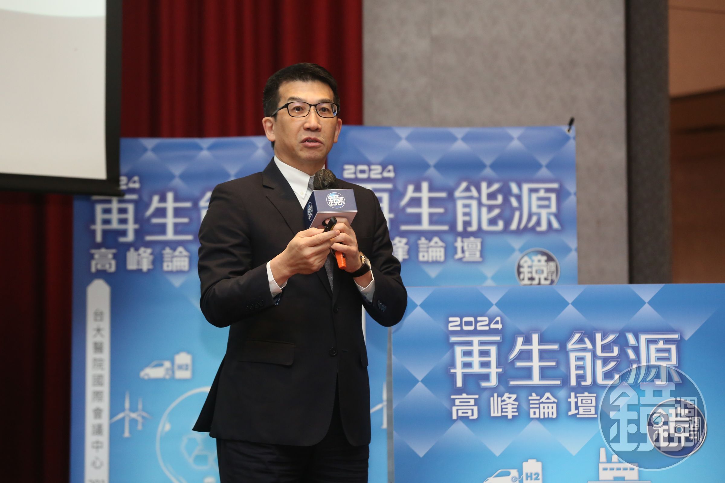 永豐銀副總歐陽子能今（14）日出席《鏡週刊》舉辦「2024台灣再生能源高峰論壇」時指出，政府推動能源轉型，綠電政策是不可逆的。