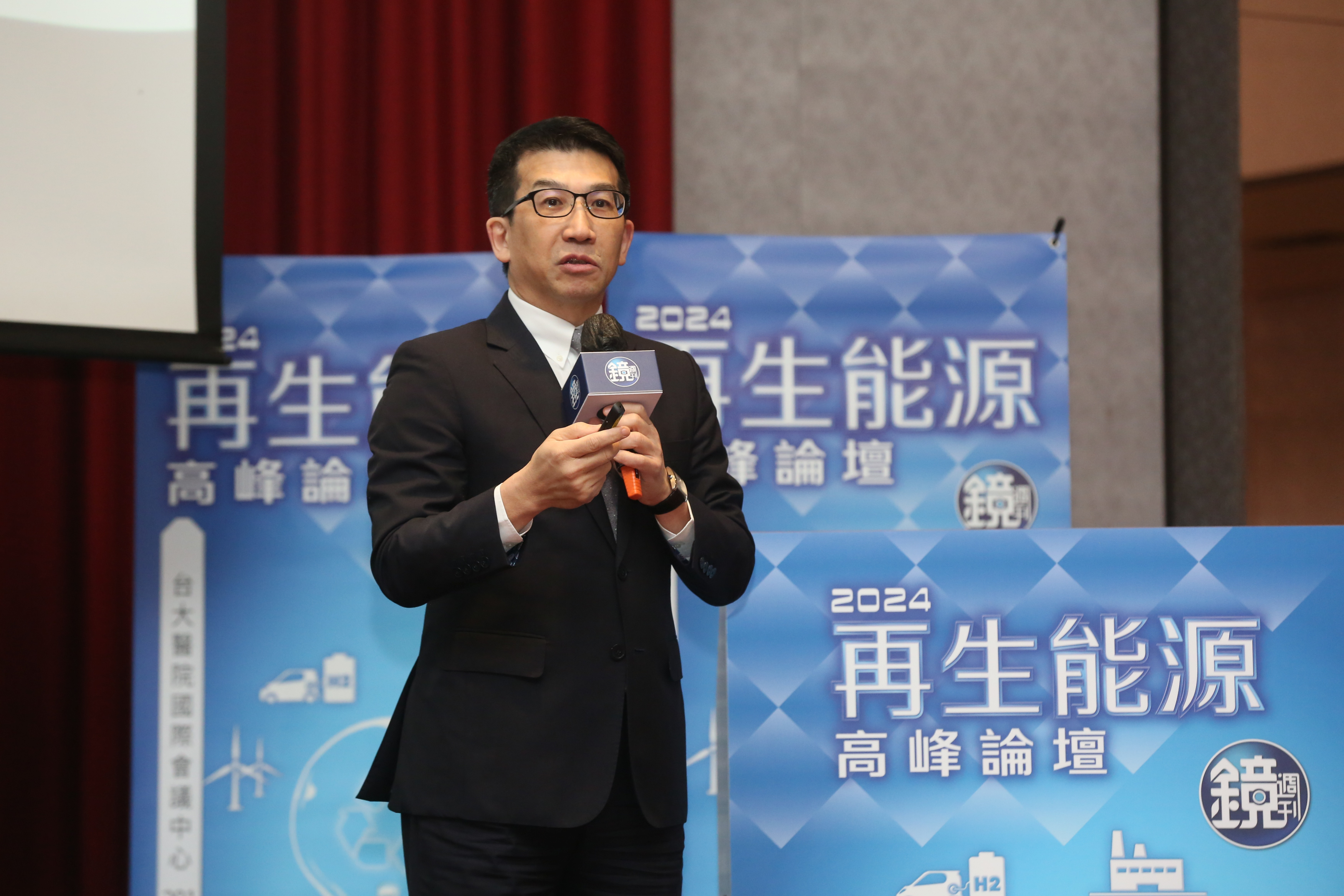 永豐銀副總歐陽子能今（14）日出席《鏡週刊》舉辦「2024台灣再生能源高峰論壇」時指出，政府推動能源轉型，綠電政策是不可逆的。