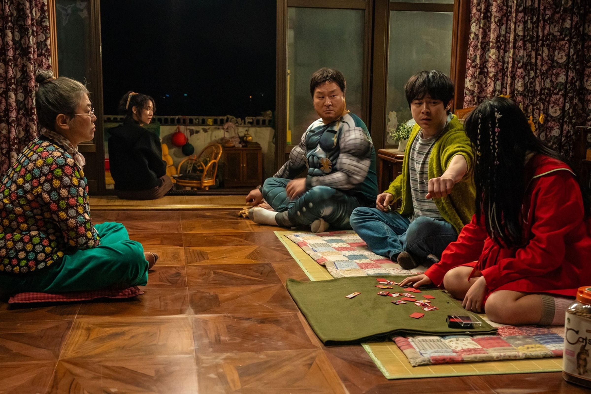 曹政奭在電影《我和我的殭屍女兒》演爸爸，韓國觀眾哭著離開戲院。（車庫娛樂提供）