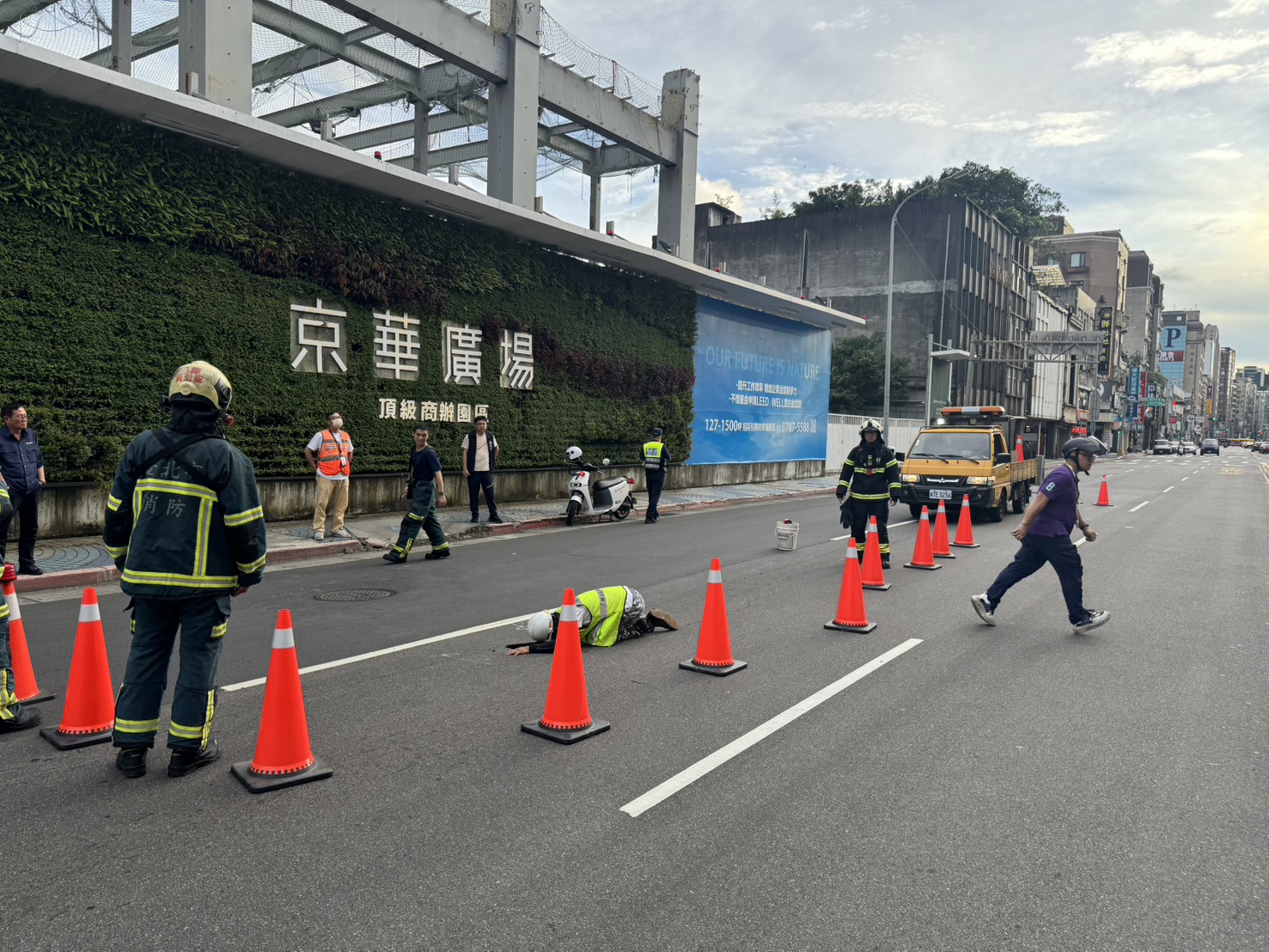 京華城基地前「路面塌陷」。（警方提供）