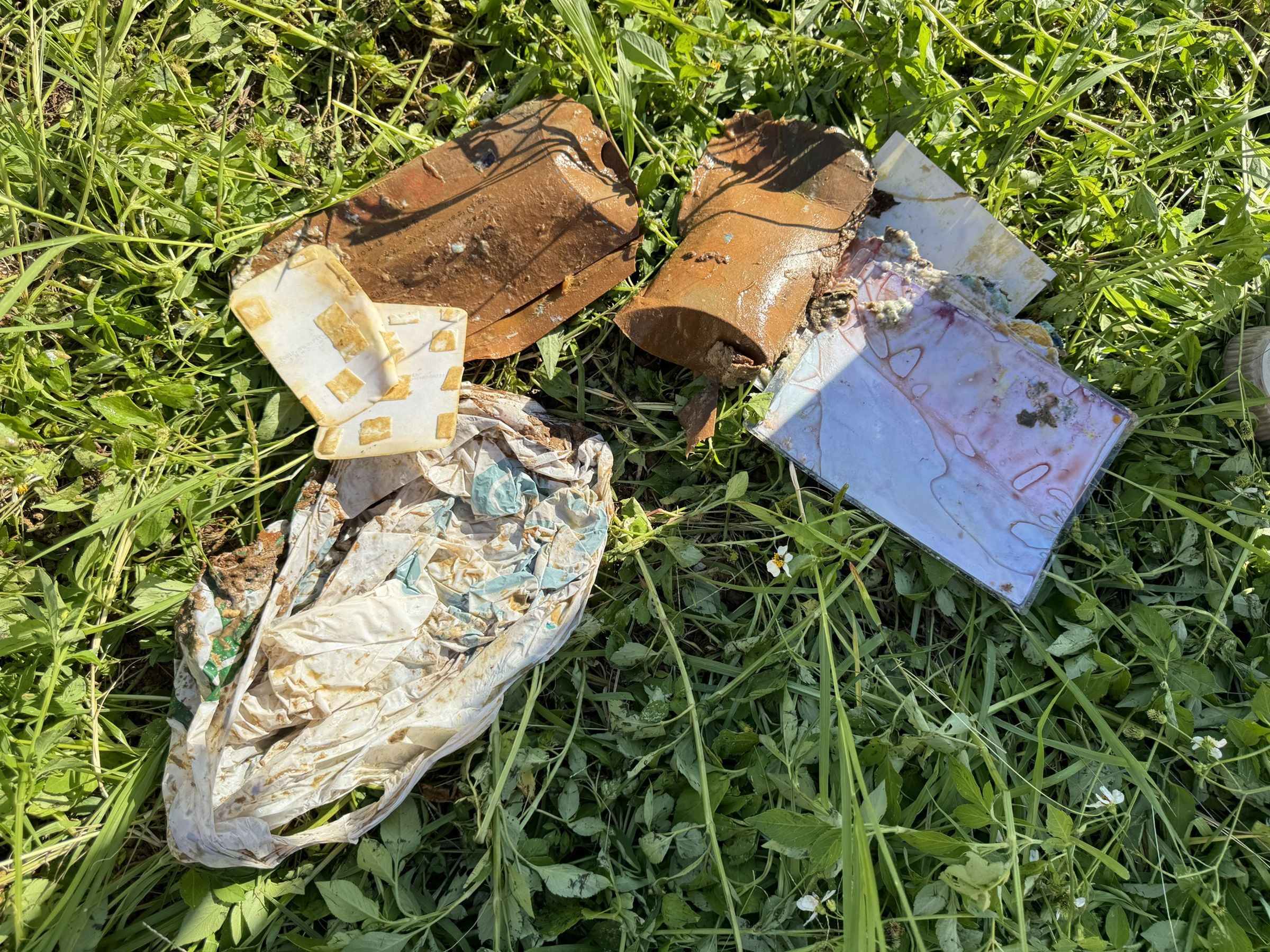 從時空膠囊取出的物品外面包覆了層爛泥。（翻攝Facebook@桃園市立中興國中）