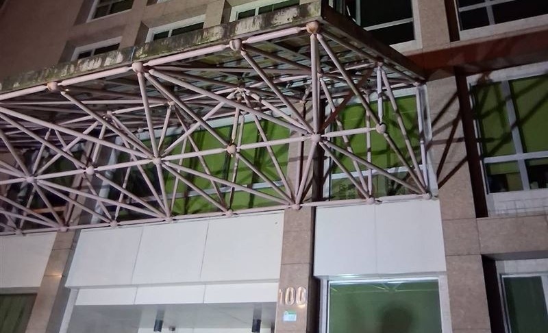 台北市內湖區公視C棟大樓今（3日）凌晨驚傳火警。（翻攝畫面）