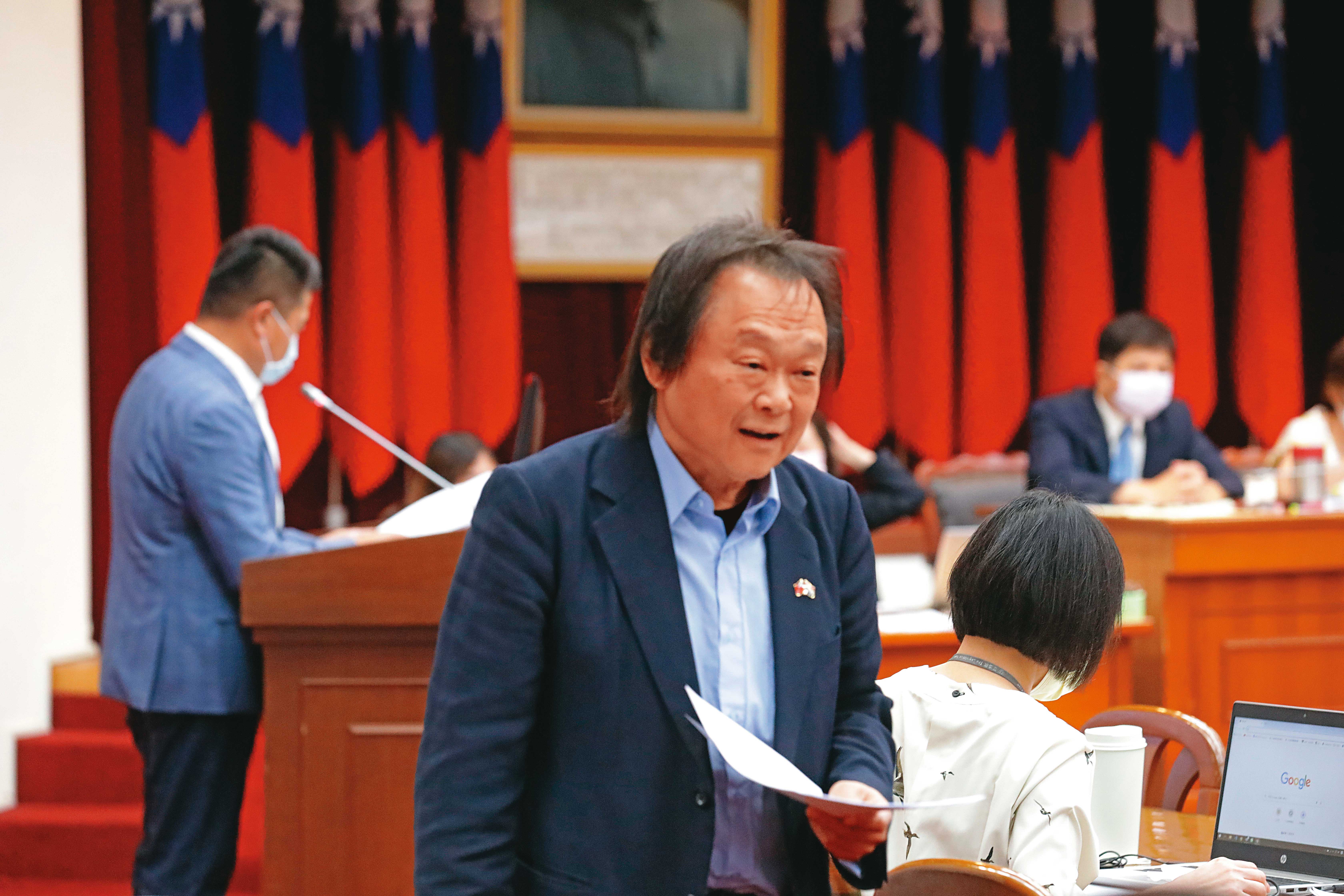 王世堅(圖)擔任議員質詢京華城案時,曾送「魔戒」給柯文哲,勸他不要迷戀權力。