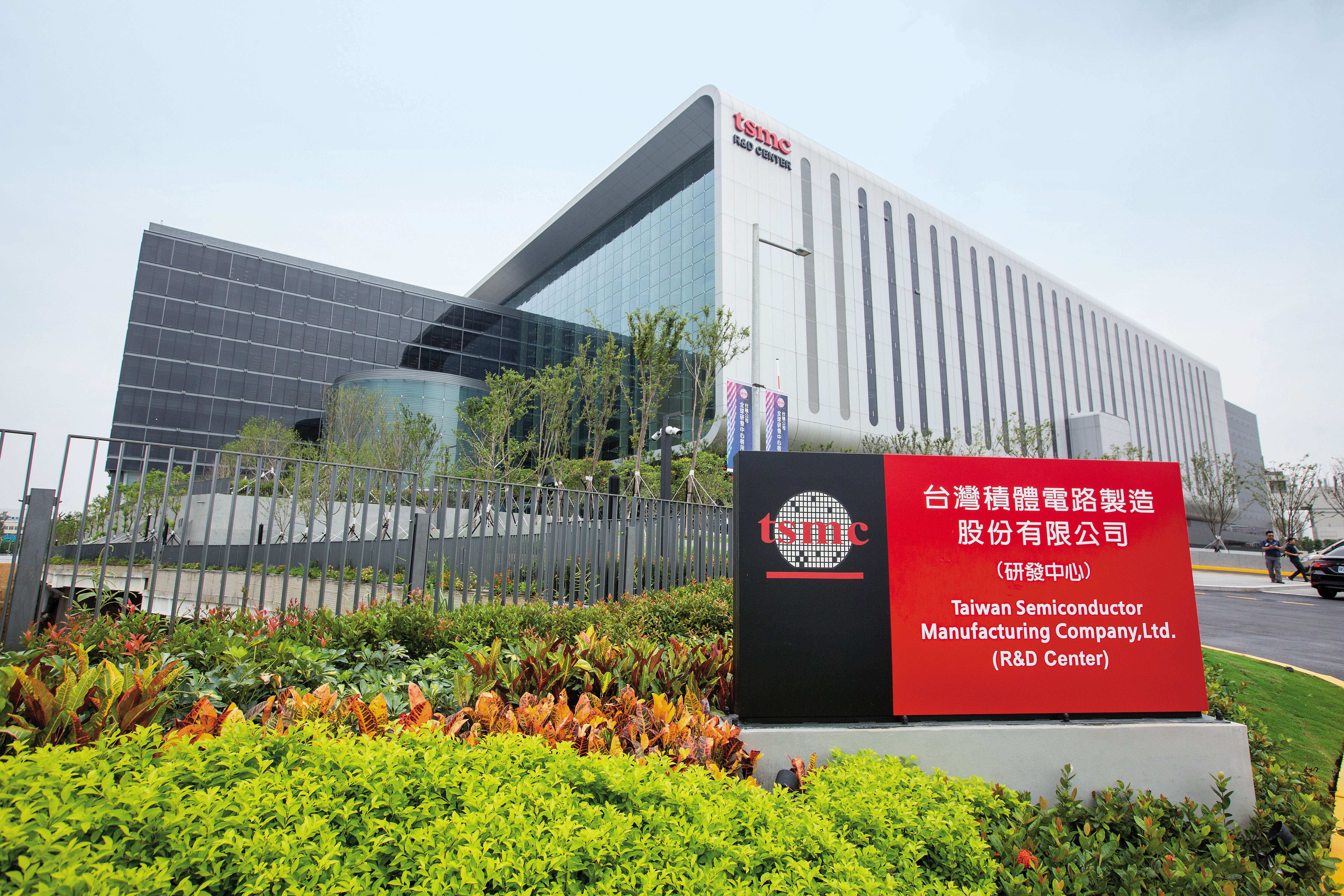 台積電多次出現人事案擺不平，高階主管跳槽競爭公司打對台的例子。