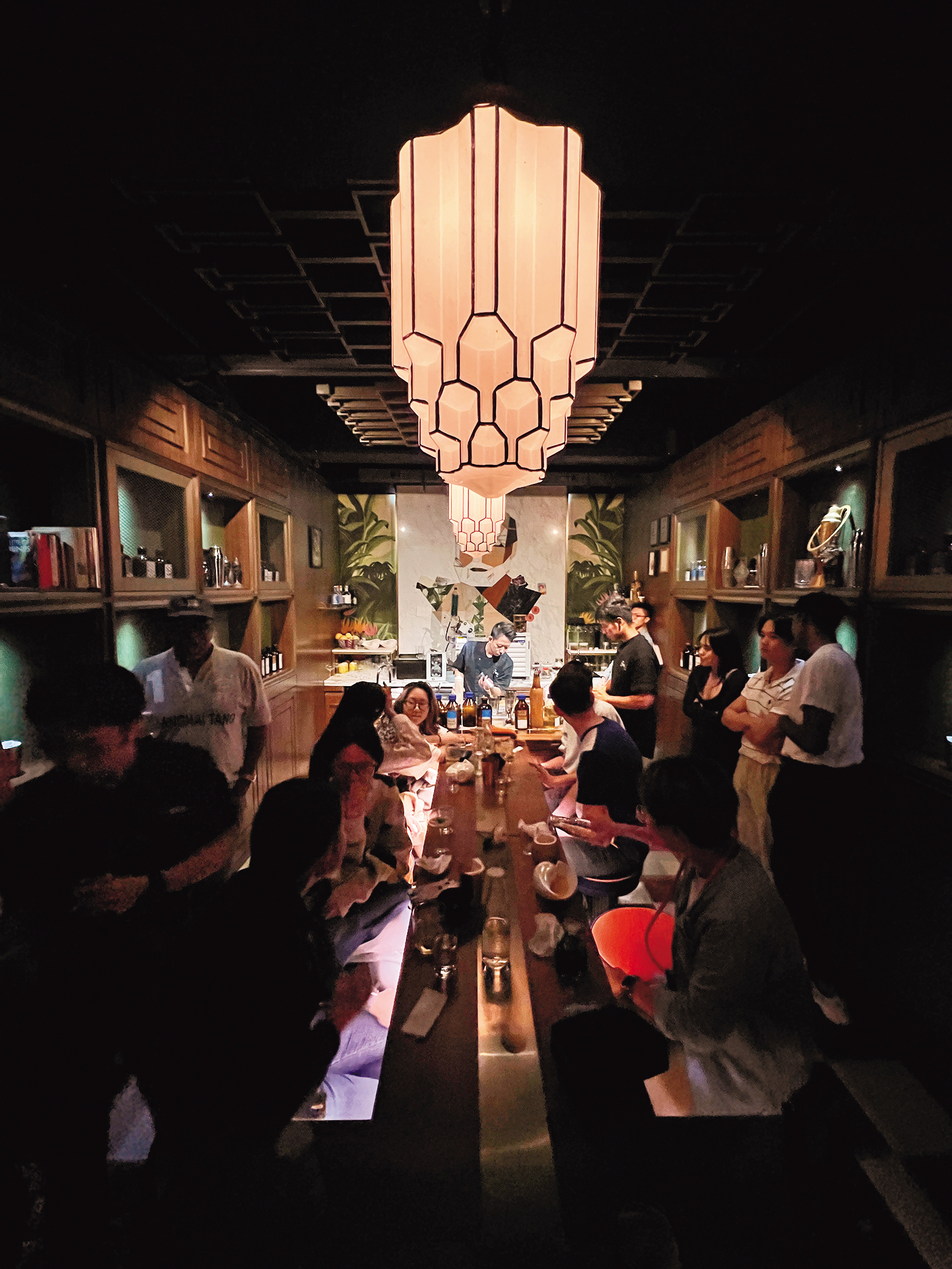 「The Old Man」吧台採T字型坐法，讓酒客能圍繞餐桌並欣賞調酒師製作過程。
