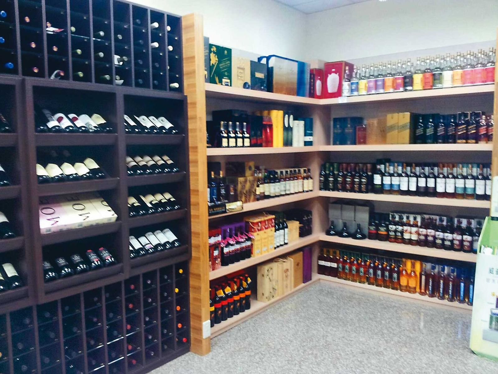 「餅哥」黃家宇平日與妻子共同經營洋酒行，櫥櫃充滿高檔洋酒。（翻攝黃家宇臉書）