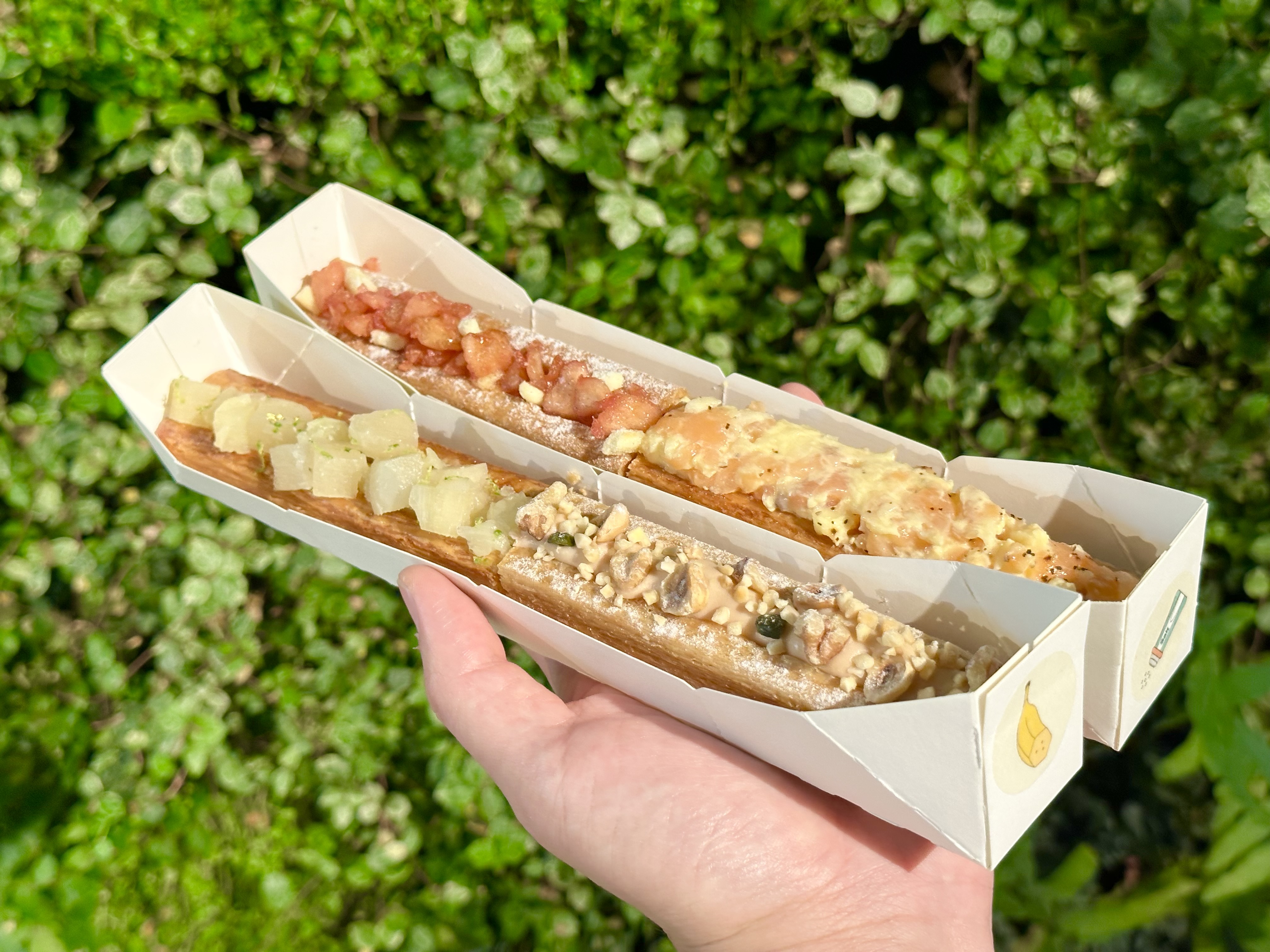 「微熱山丘」推出全新甜點品牌「Smille微笑蜜樂」，主打25公分的水果千層「蜜樂酥」。