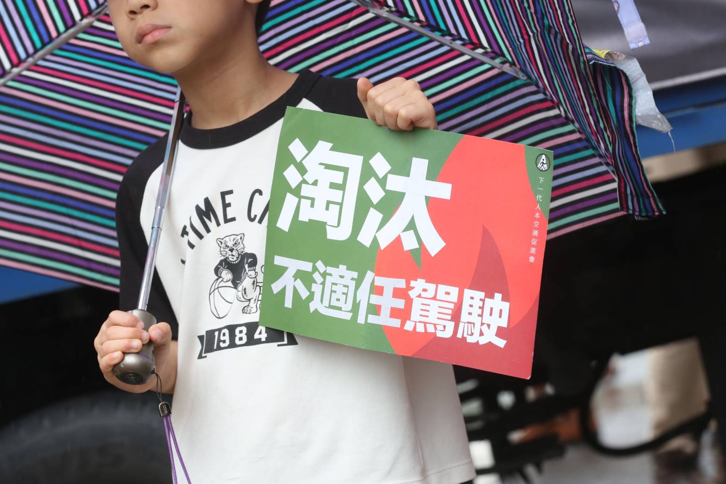民團今走上街頭抗議。(鏡報新聞網董孟航)