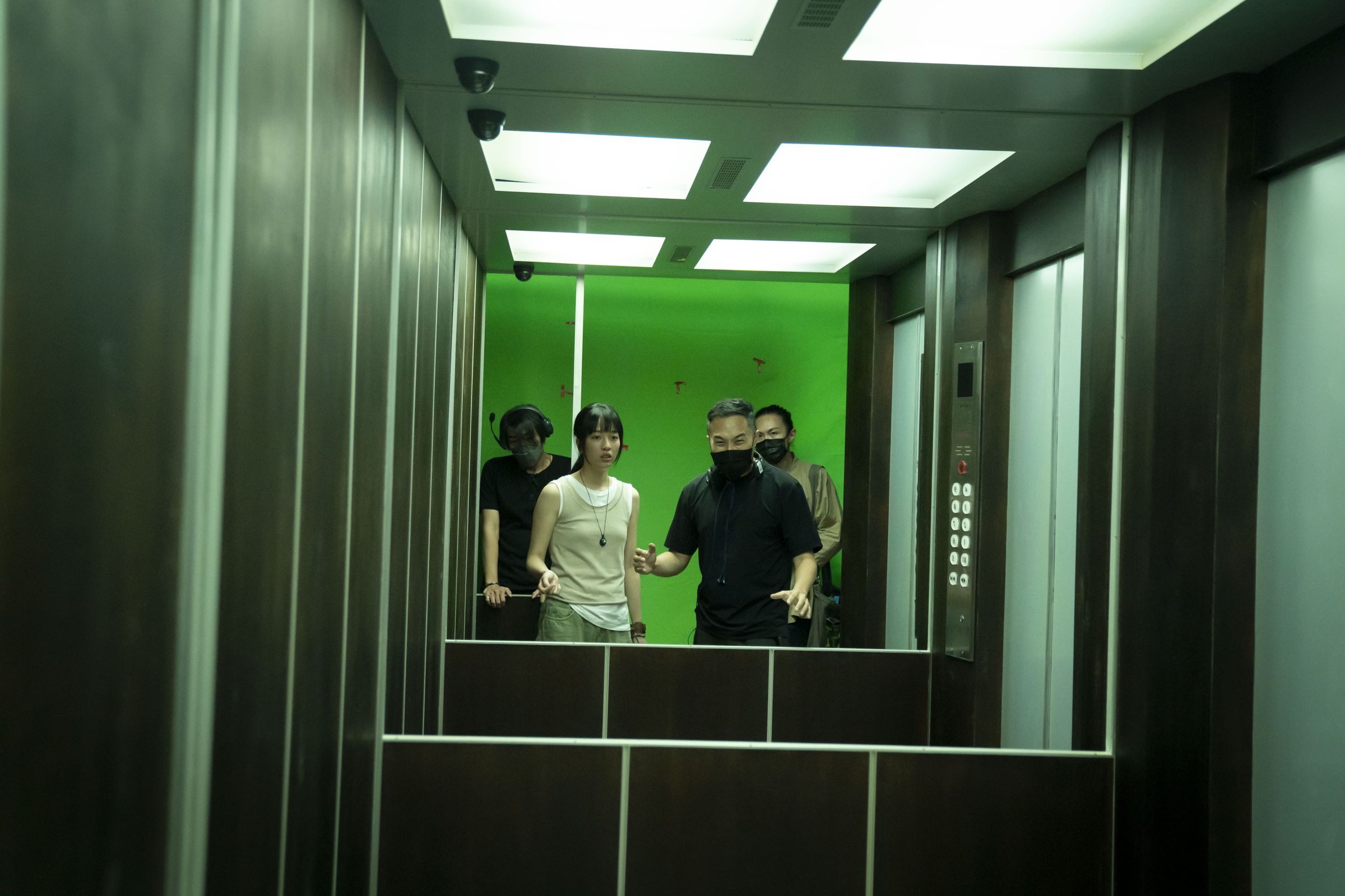 鬼電梯場景是在中影攝影棚搭建,導演奚岳隆(前排右)指導王渝萱(前排左)演出。 (樂到家國際提供)