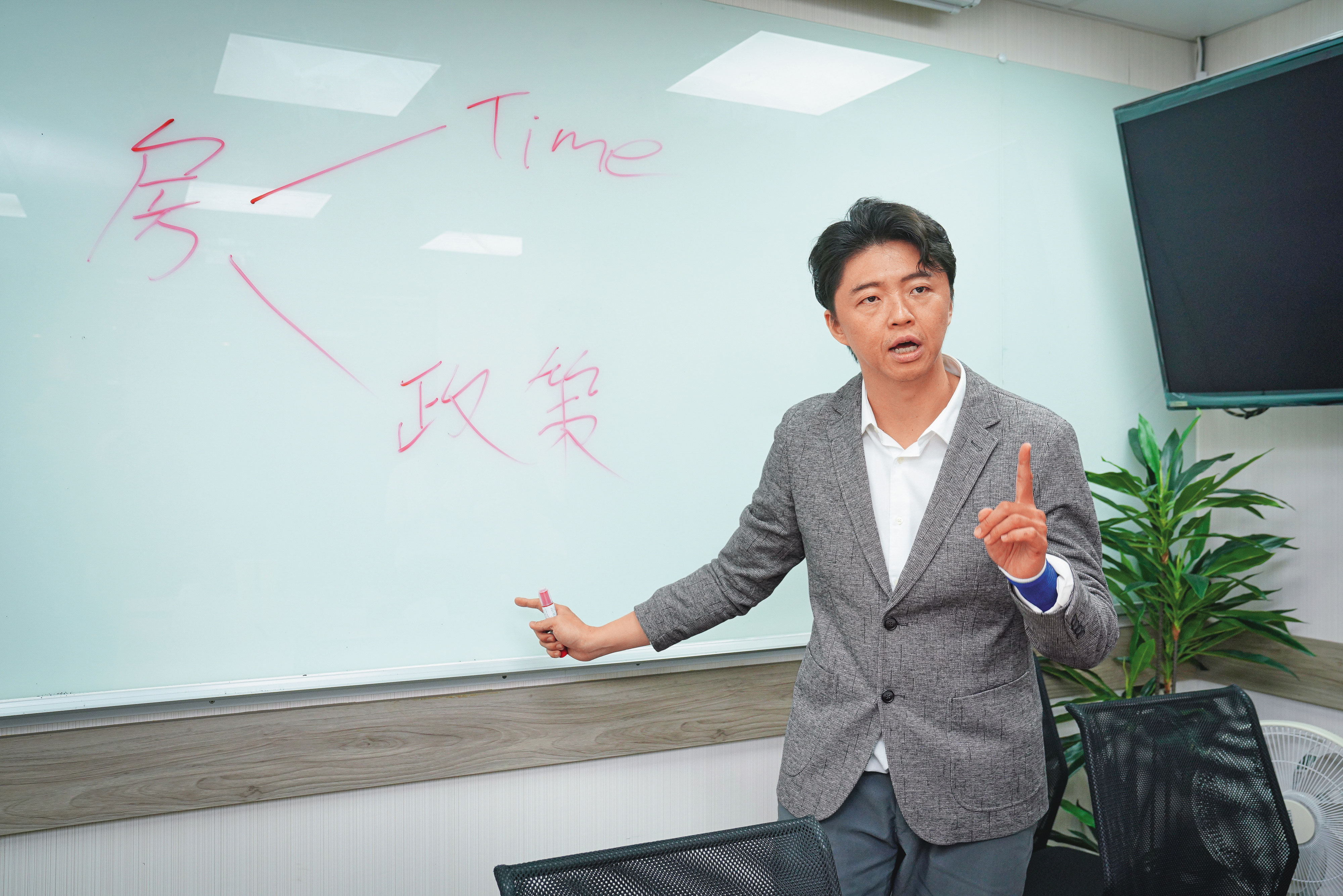 李文森強調,所有房產與投資借貸總額絕不能超過「儲蓄加年收入5倍」。