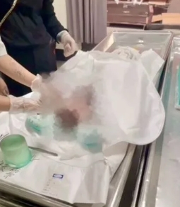 送行團隊看著瘦小女嬰肚子凹陷的模樣，「處理女嬰遺體多久就流淚多久」，儘管送行團隊早已看盡各種生死，依然心疼的集體淚崩。（翻攝自Instagram ＠jv990516）