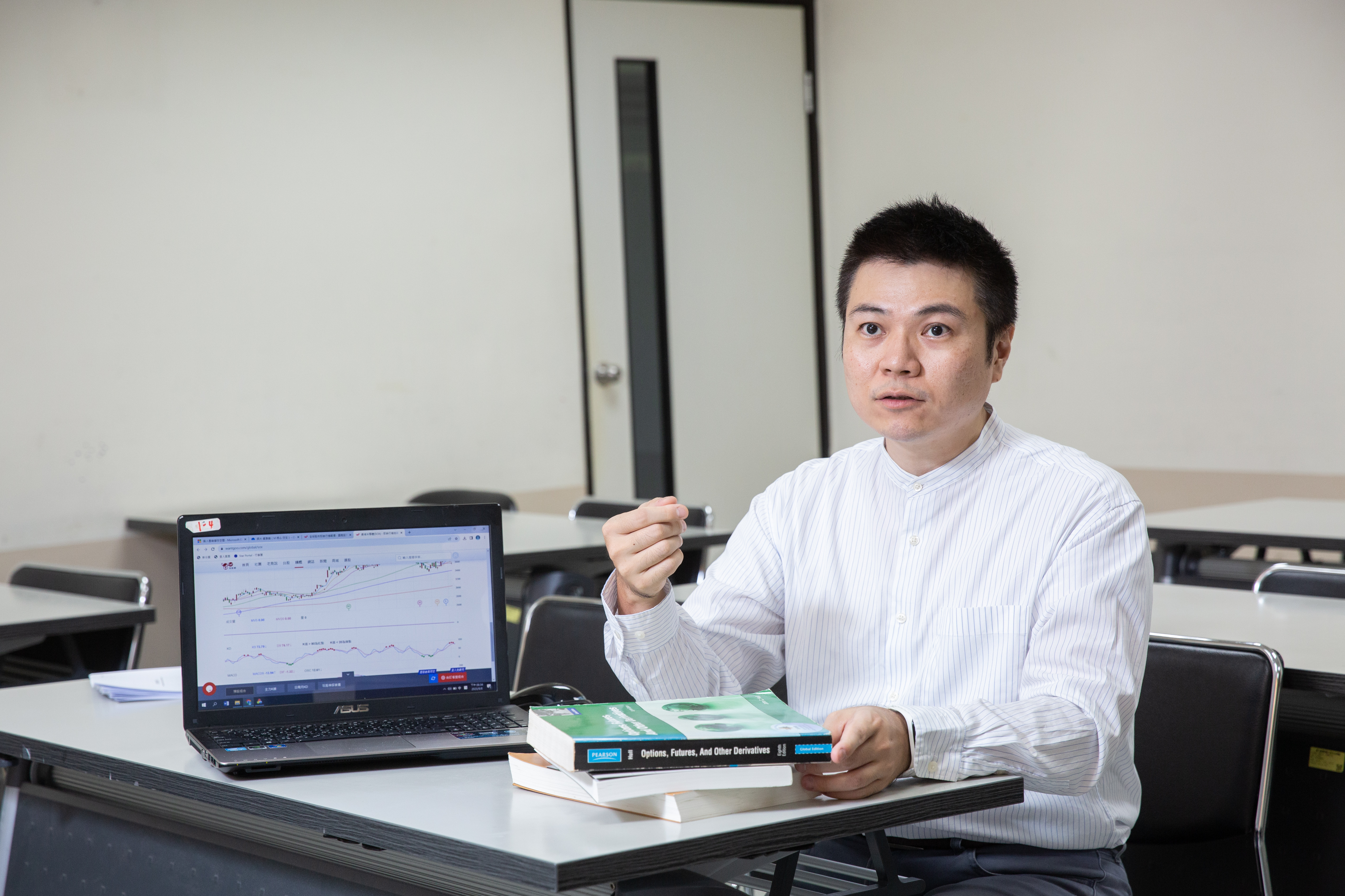 師大進修推廣講師楊鴻煒持股接近80檔，年領百萬股利。