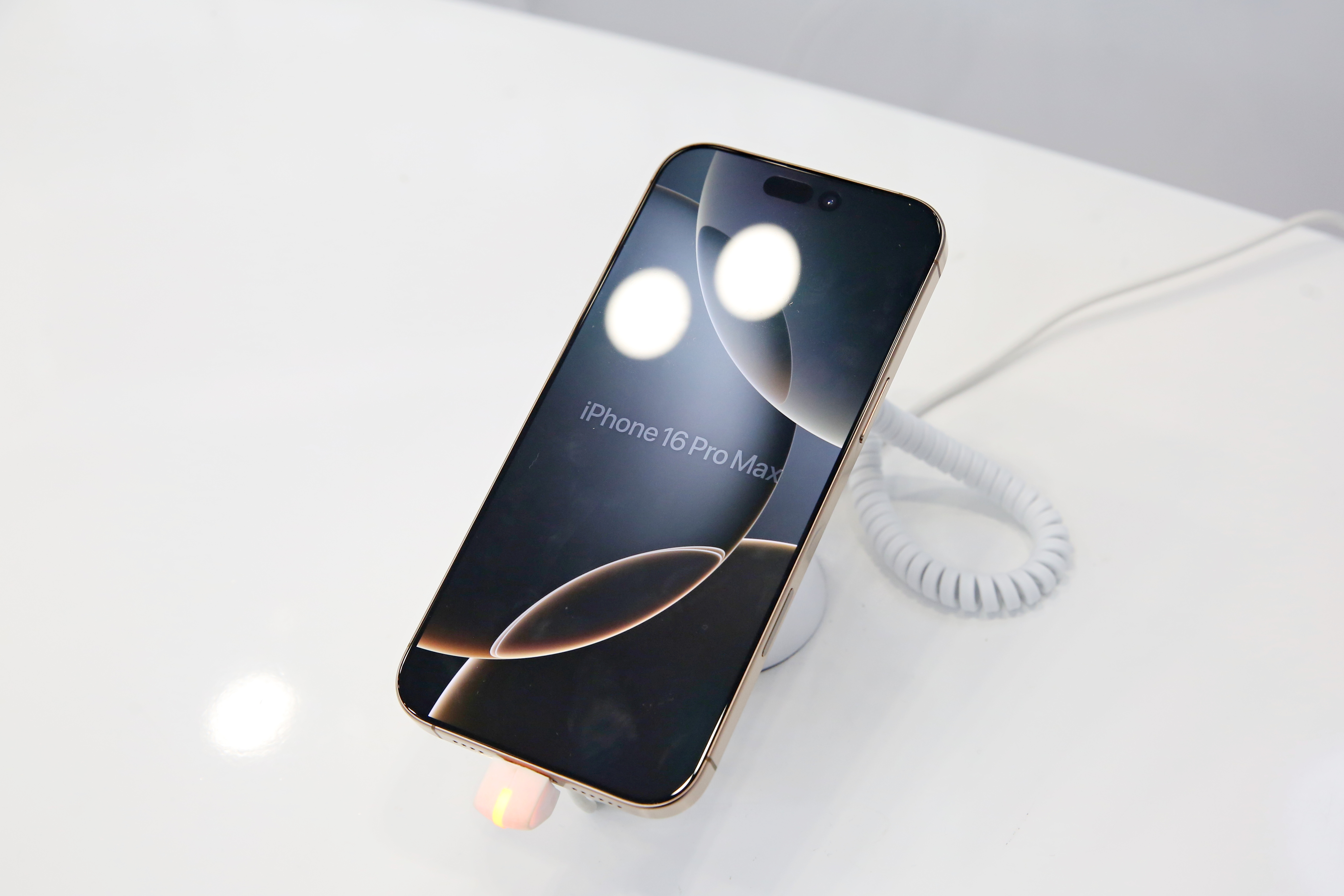 對於川普祭出「對等關稅」，馬來西亞官員憂心，iPhone價格可能狂飆，最終追平一輛汽車也並非不可能。（本刊資料照）