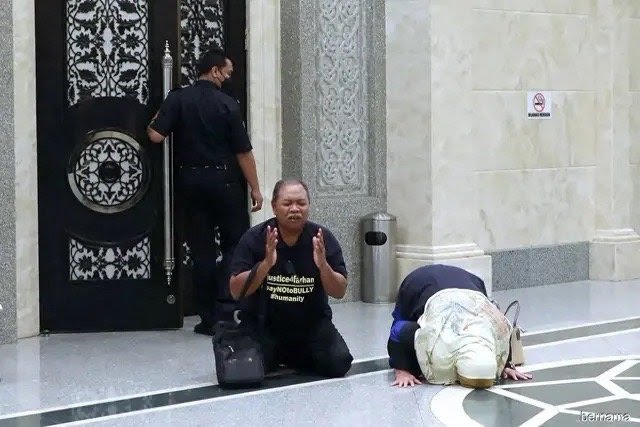 祖法漢父母聽到兇手被判處絞刑，在庭外跪地感謝上蒼。（翻攝微博）