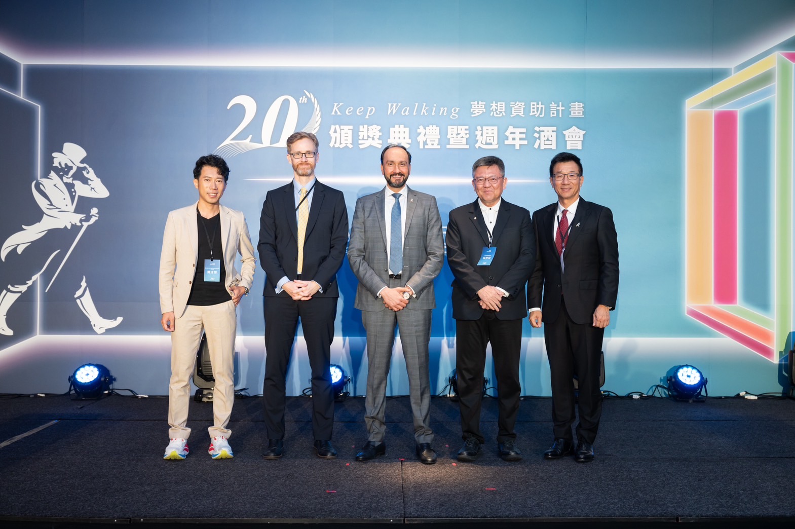 (左起)第20屆 KEEP WALKING 夢想資助計畫年度大使陳彥博、英國在台辦事處副代表嚴濤暮(Tom Burn)、帝亞吉歐大中華區董事總經理程展鵬(Atul Chhaparwal)、臺北市政府副秘書長林哲宏與帝亞吉歐台灣總經理梁殷禎。(帝亞吉歐KEEP WALKING提供)