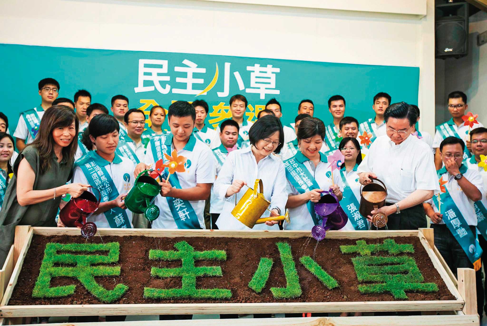 蔡英文當選總統前，在2014年也曾推出民主小草計畫，號召青年投入里長及基層選舉。（翻攝蔡英文臉書）