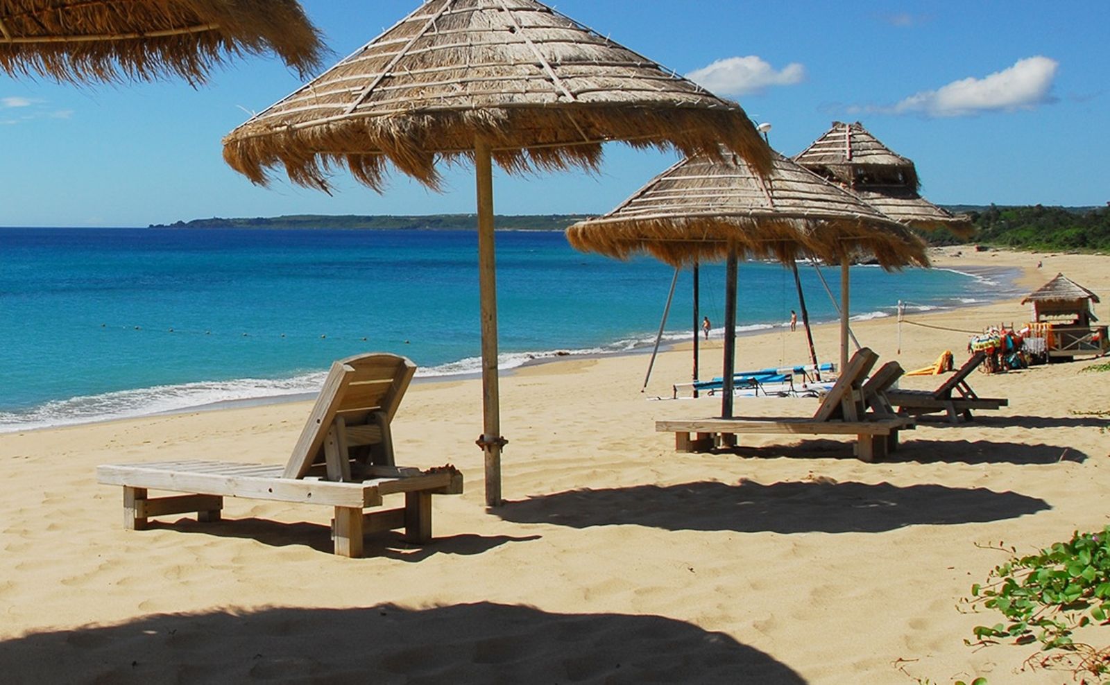 墾丁國旅人數雪崩式下滑，已面臨200萬人次保衛戰，近期傳出知名飯店整修停業引發地方業者議論，圖為墾丁海灘示意圖。（翻攝自大鵬灣風景管理處官網）