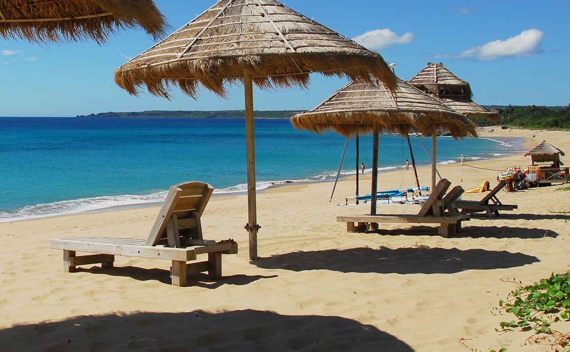 墾丁國旅人數雪崩式下滑，已面臨200萬人次保衛戰，近期傳出知名飯店整修停業引發地方業者議論，圖為墾丁海灘示意圖。（翻攝自大鵬灣風景管理處官網）