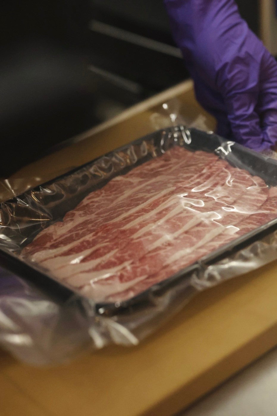 在「牪」買牛肉，可自行決定分量。（春大直提供）