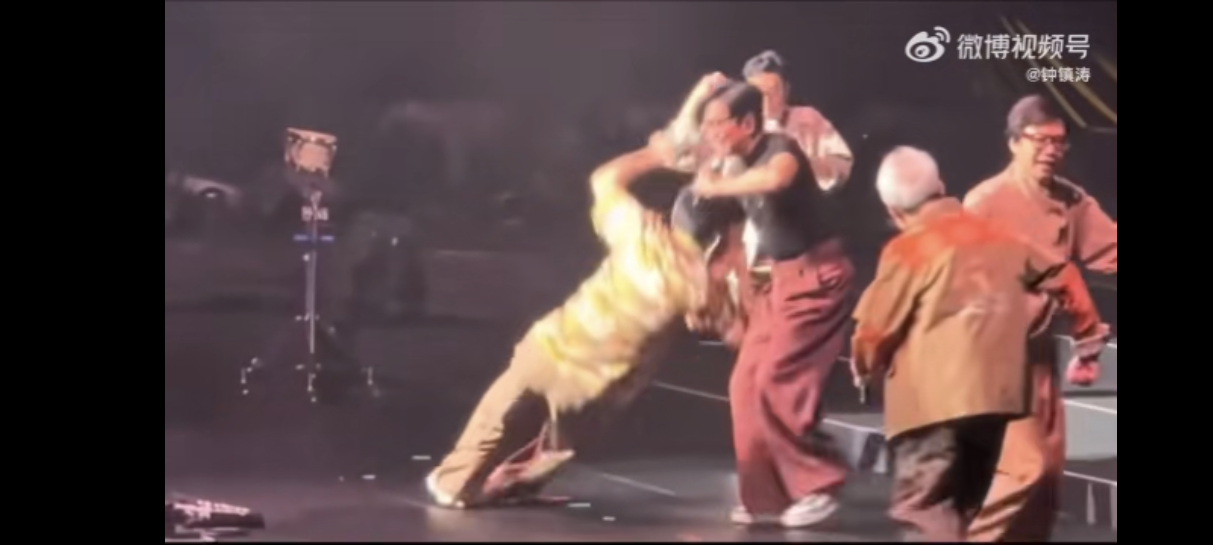 鍾鎮濤在舞台不慎滑倒，其餘4人忙將其扶起。（翻攝自鍾鎮濤微博）