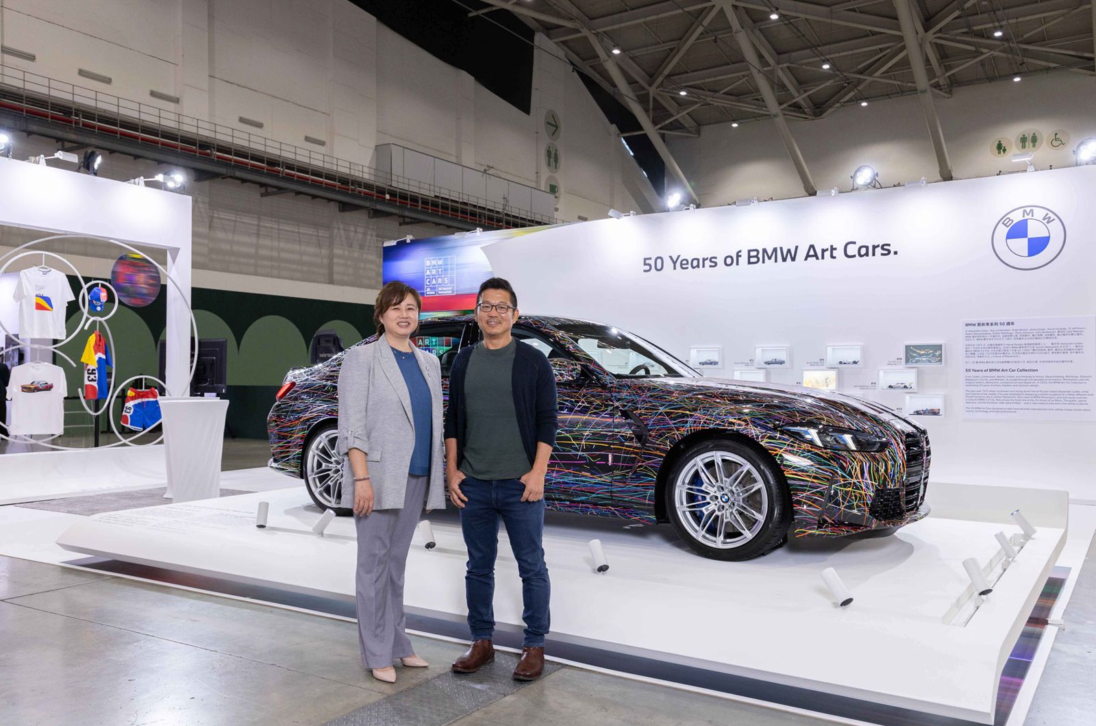 BMW 總代理汎德特別邀請台灣知名當代藝術家翁明哲先生，運用其獨具特色的「刮刀美學」與「壓克力拋灑技法」，將顏料轉化為充滿動態張力與節奏感的視覺語彙。以 BMW M3 Competition 為創作畫布，透過奔放筆觸描繪速度的律動，巧妙融入「旅途風景」的隱藏彩蛋，不僅為BMW M 精神注入全新詮釋，更是向 BMW Art Cars 50 週年經典精神致敬的象徵。
