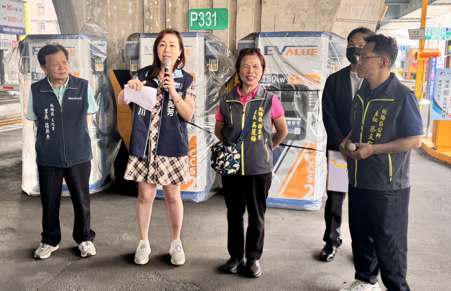 新北市議員劉美芳協助板橋居民活化橋下空間，成功爭取聯翠里活動中心。（劉美芳服務處提供）