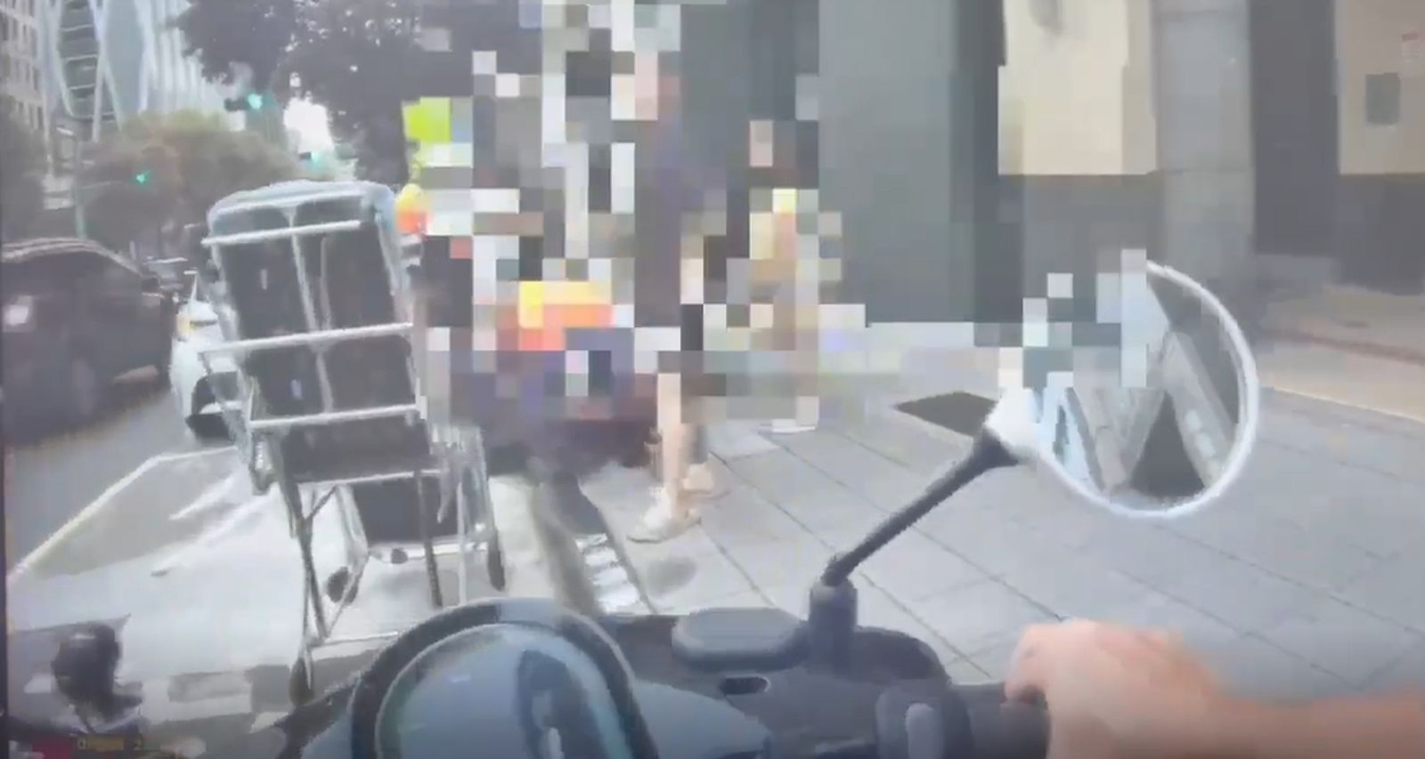 扯…台北人妻摩鐵外埋伏「等老公」 阻攔不成「改趴引擎蓋」慘被拖行
