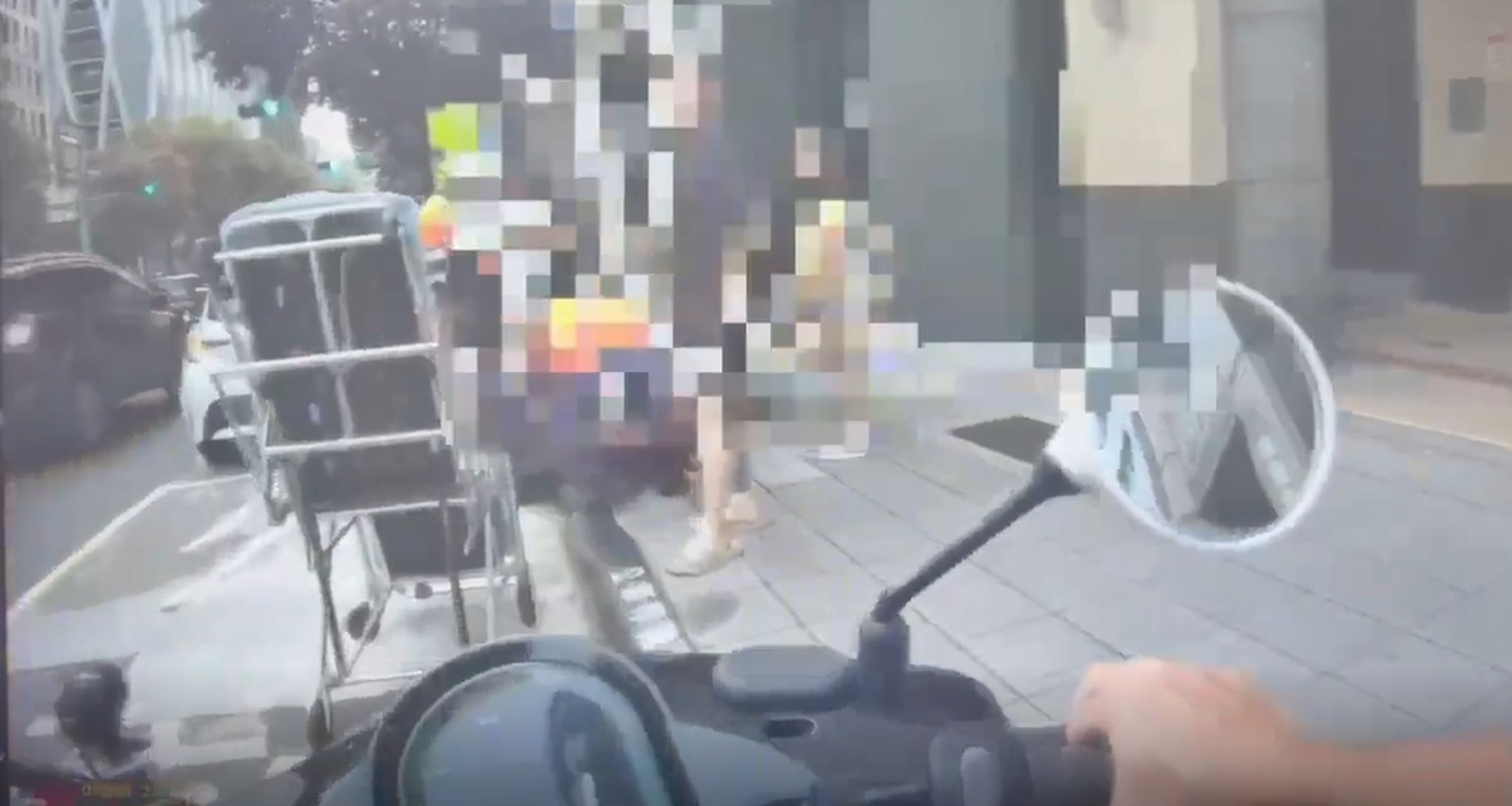 台北人妻摩鐵外埋伏「等老公」，阻攔不成「改趴引擎蓋」慘被拖行。（警方提供）