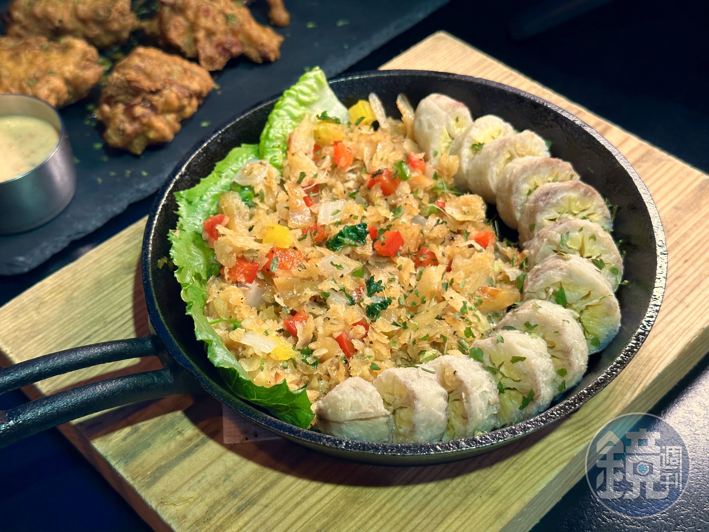 「炒鹽漬鱈魚佐綠芭蕉」魚肉鹹香夠味且有嚼感，略生的芭蕉吃起來像菱角肉。（360元／份）