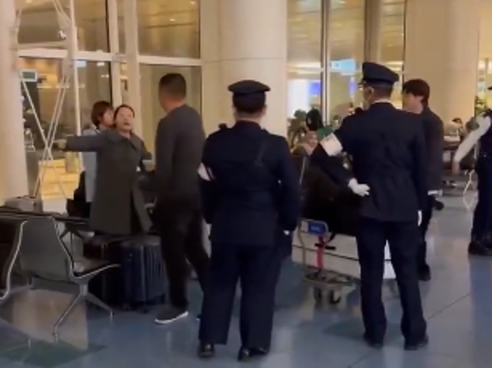 中國遊客羽田機場失控罵台灣遊客 矢板明夫:仇恨式愛國的結果