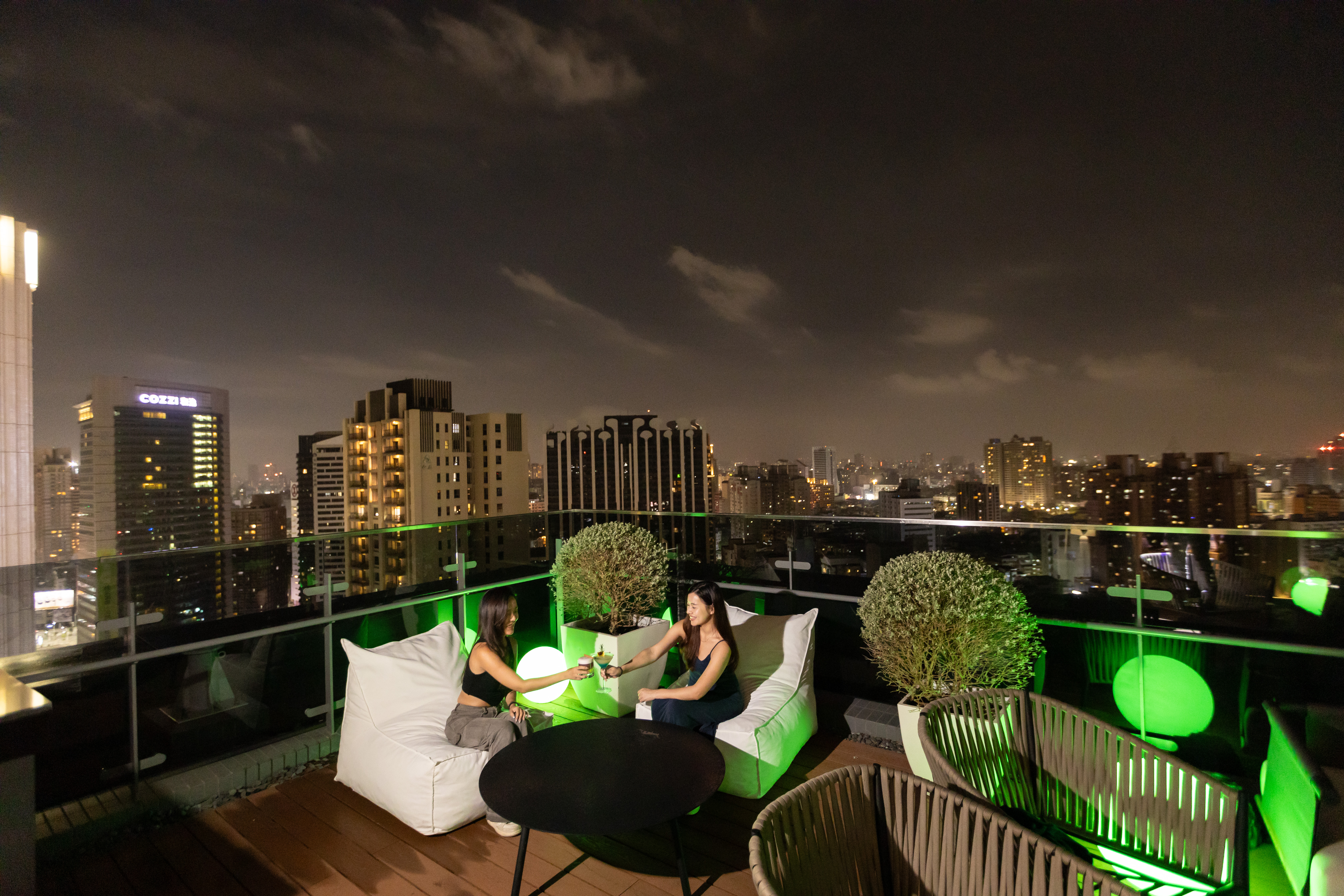 「高雄日航酒店」設有日本料理、中餐廳、全日餐廳及以及天空酒吧。