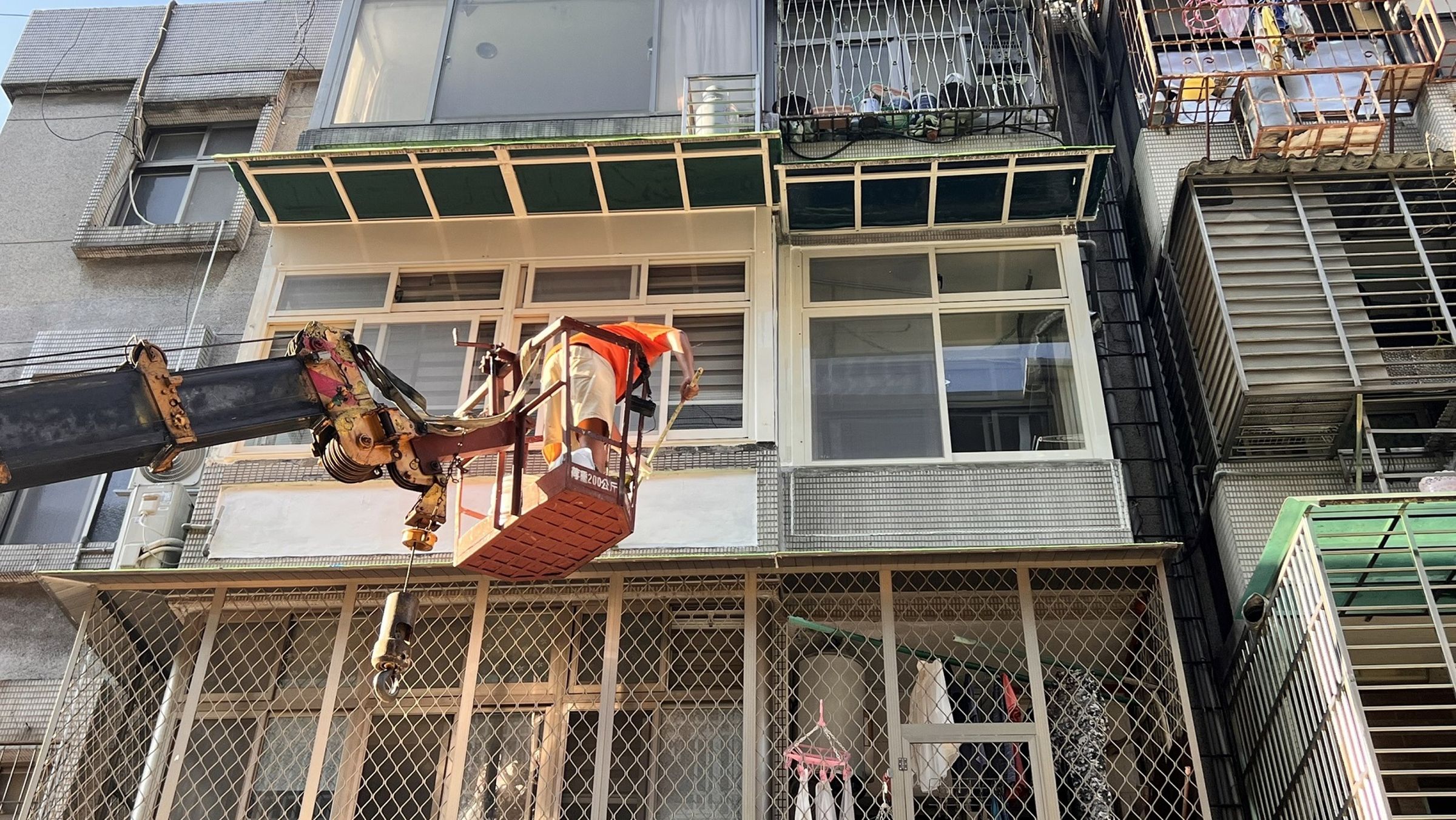 信義房屋房仲協助屋主啟動漏水保障服務,修繕外牆滲水問題。(信義房屋提供)