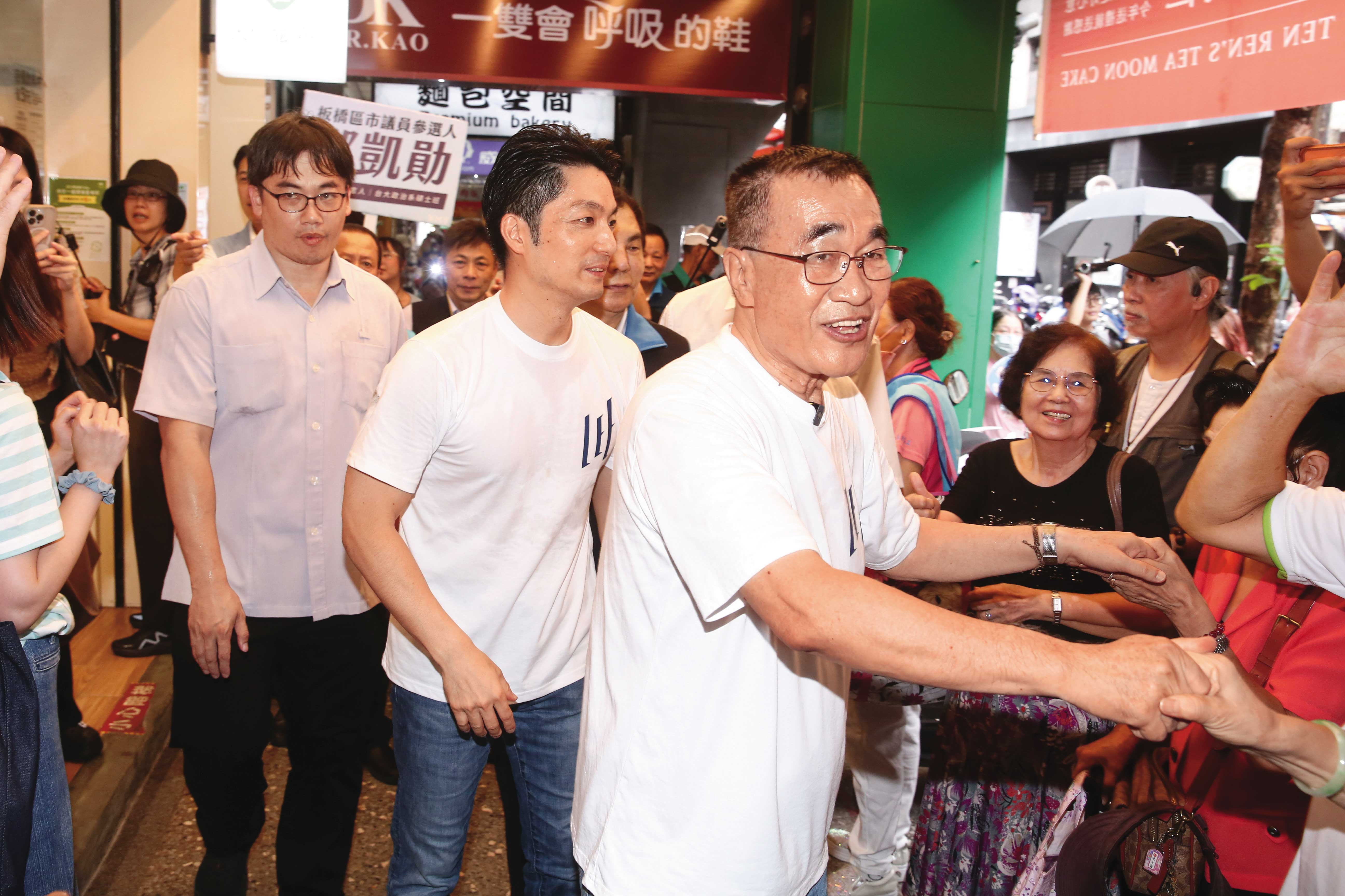 李四川與蔣萬安「雙北連線」頻合體,有意強化市政牌搶攻都會中間選民。(鏡報李鍾泉)